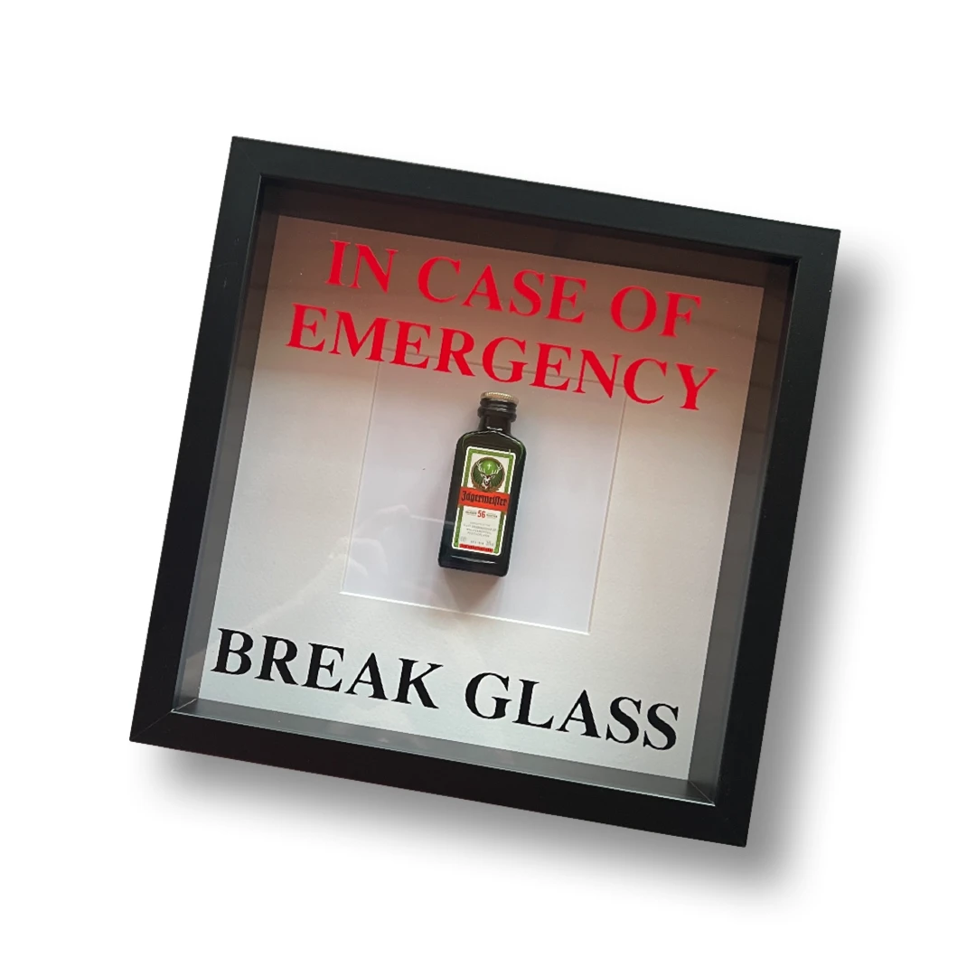 Wandschmuck „In Case of Emergency Break Glass“ – Jägermeister-Design mit schwarzem Rahmen - from DieBallerei