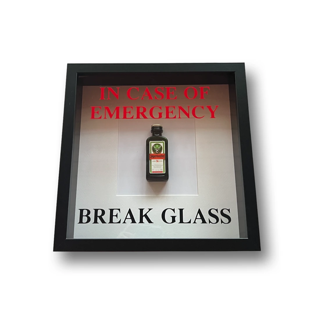 Wandschmuck „In Case of Emergency Break Glass“ – Jägermeister-Design mit schwarzem Rahmen - from DieBallerei