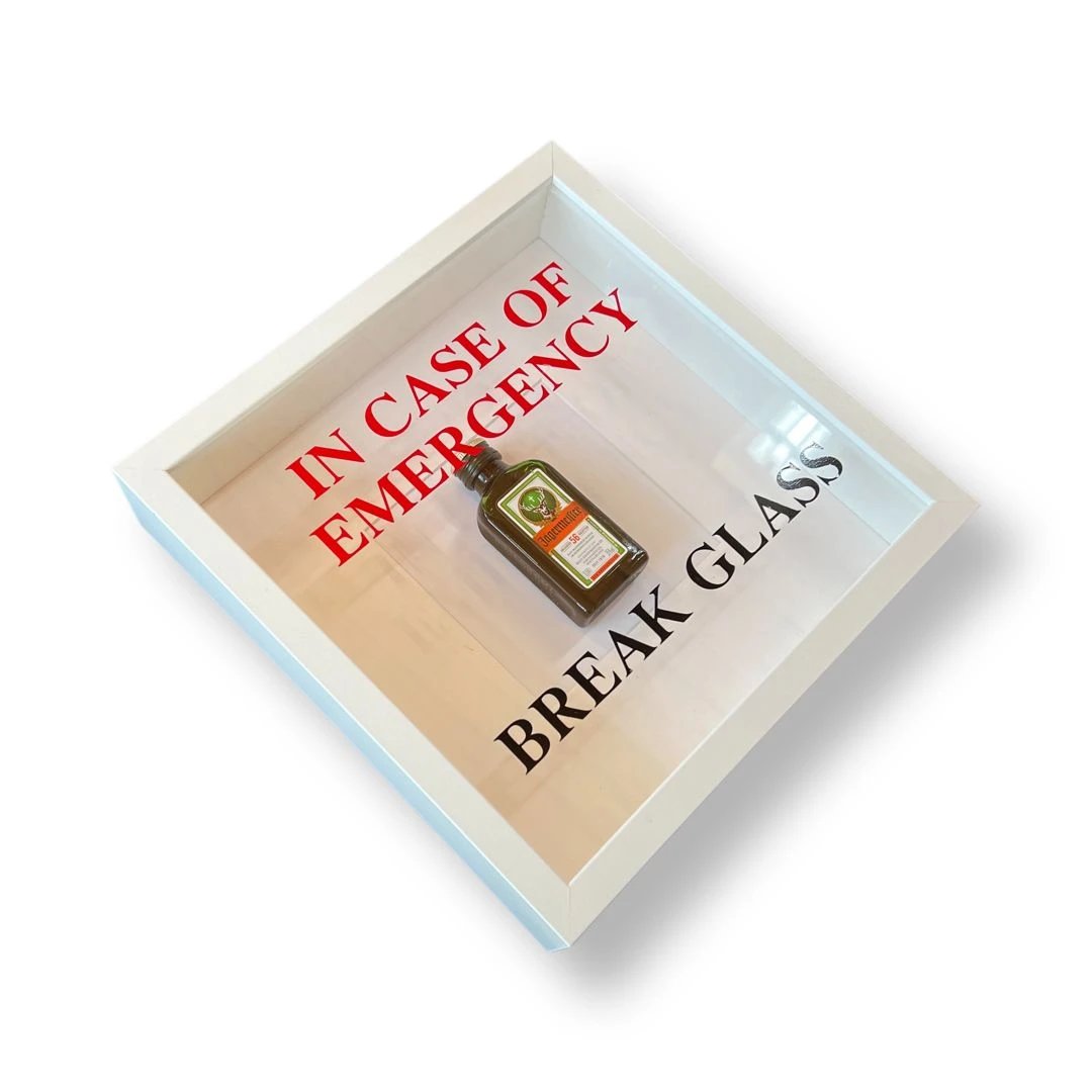 Wandschmuck „In Case of Emergency Break Glass“ – Jägermeister-Design weißer Rahmen - from DieBallerei