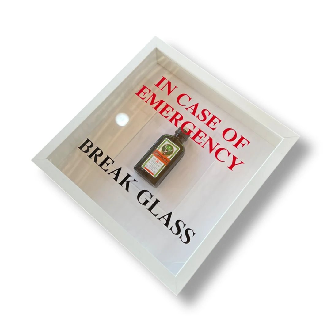 Wandschmuck „In Case of Emergency Break Glass“ – Jägermeister-Design weißer Rahmen - from DieBallerei