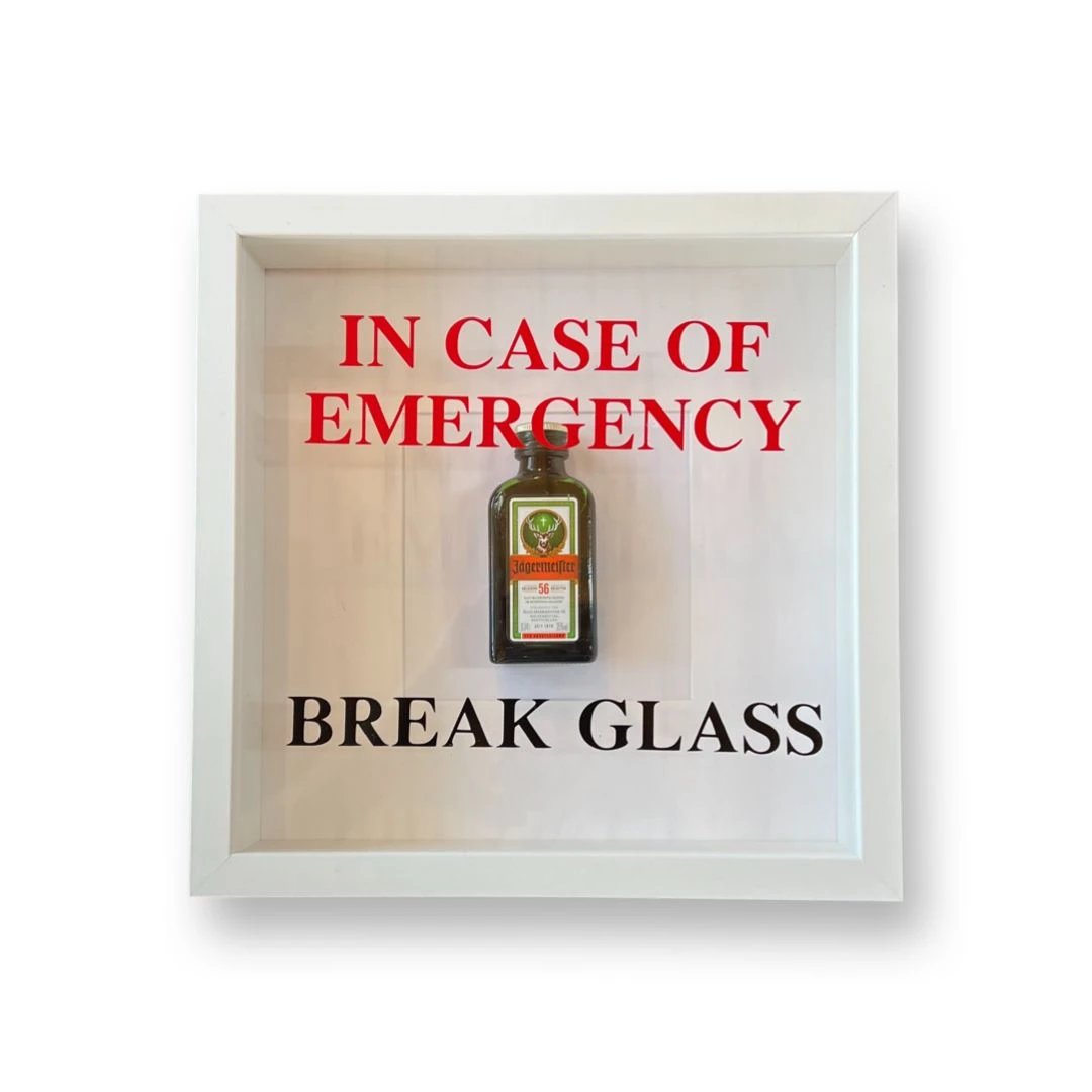 Wandschmuck „In Case of Emergency Break Glass“ – Jägermeister-Design weißer Rahmen - from DieBallerei