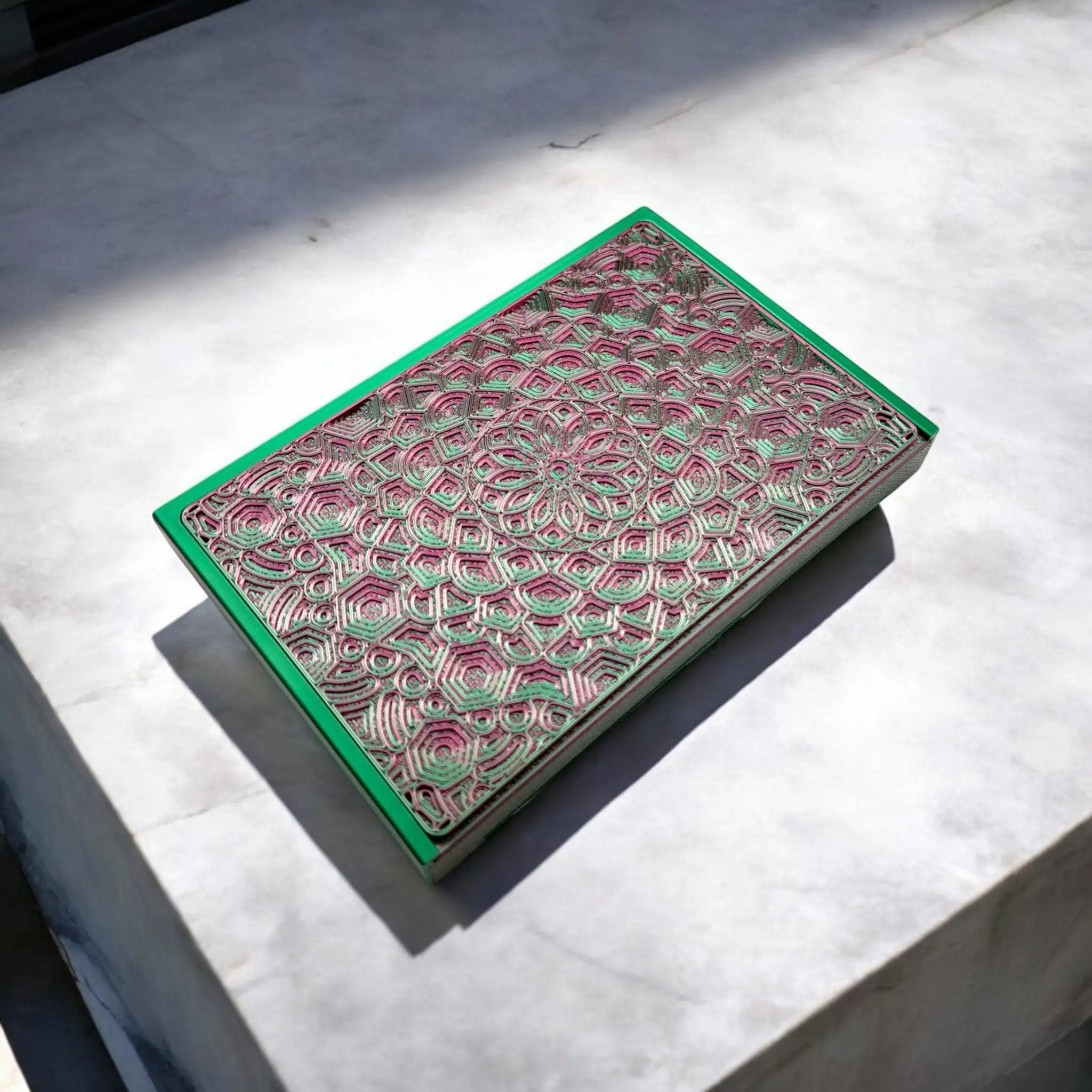 Baller-Box XL Everlasting Fractals inkl. integriertem Spiegel, 2x Röhrchen und Hack-Karten Rot / Grün - from DieBallerei