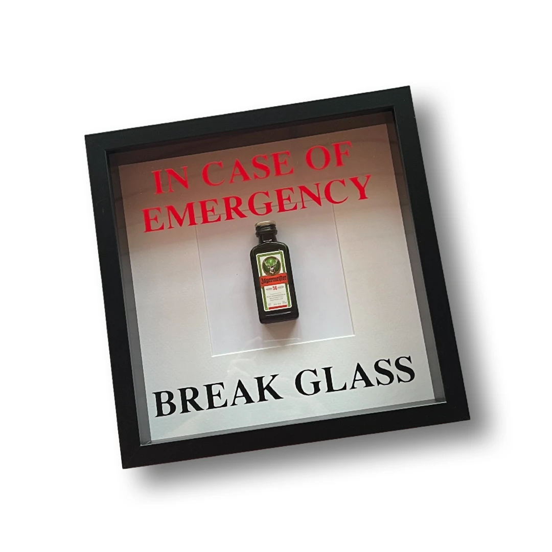 Wandschmuck „In Case of Emergency Break Glass“ – Jägermeister-Design mit schwarzem Rahmen - from DieBallerei