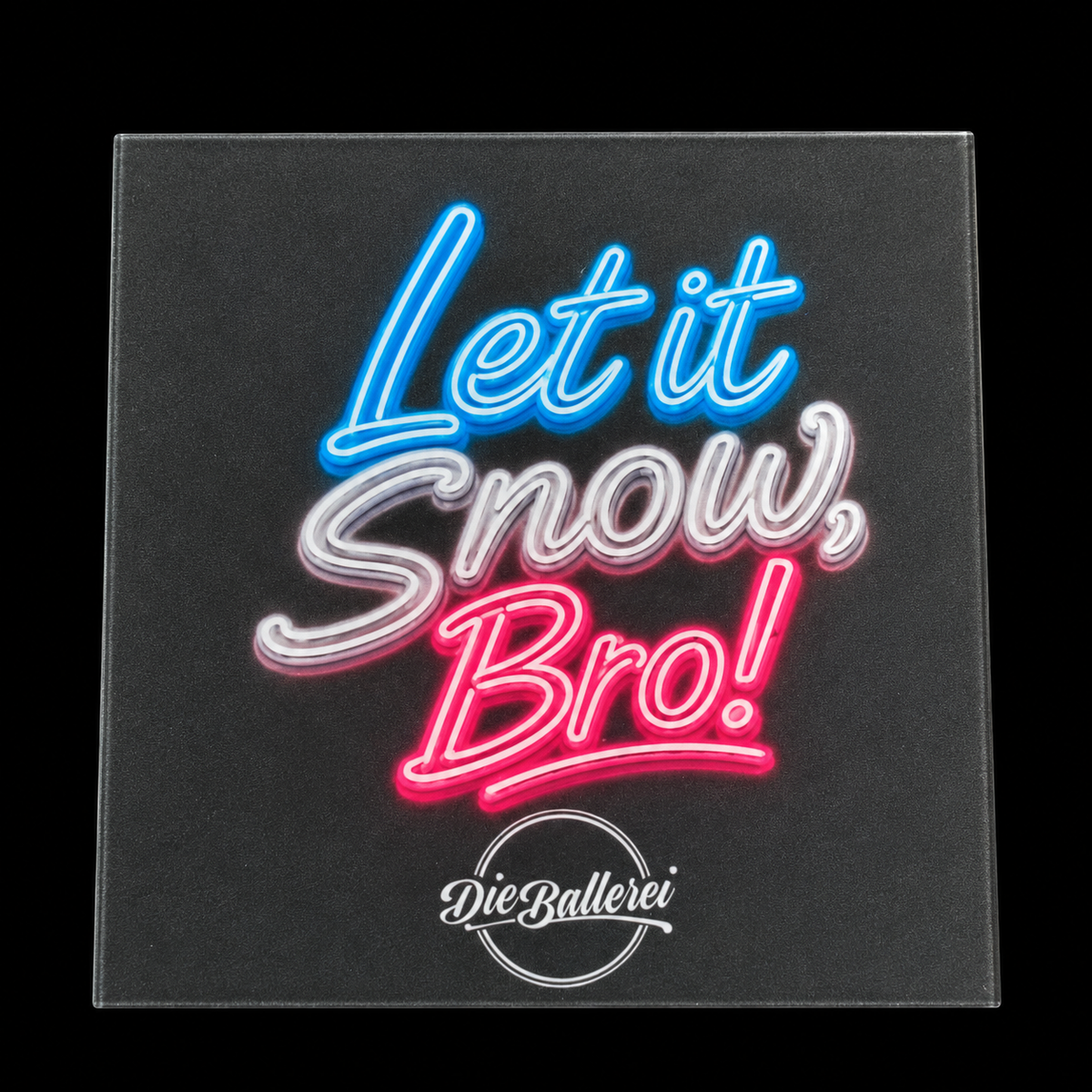Schwarze Ziehunterlage aus Acrylglas von Die.Ballerei mit Let it Snow Bro Neon-Motiv, 12 x 12 cm, 1,5 mm stark, weiße Rückseite und rutschfeste Füßchen.