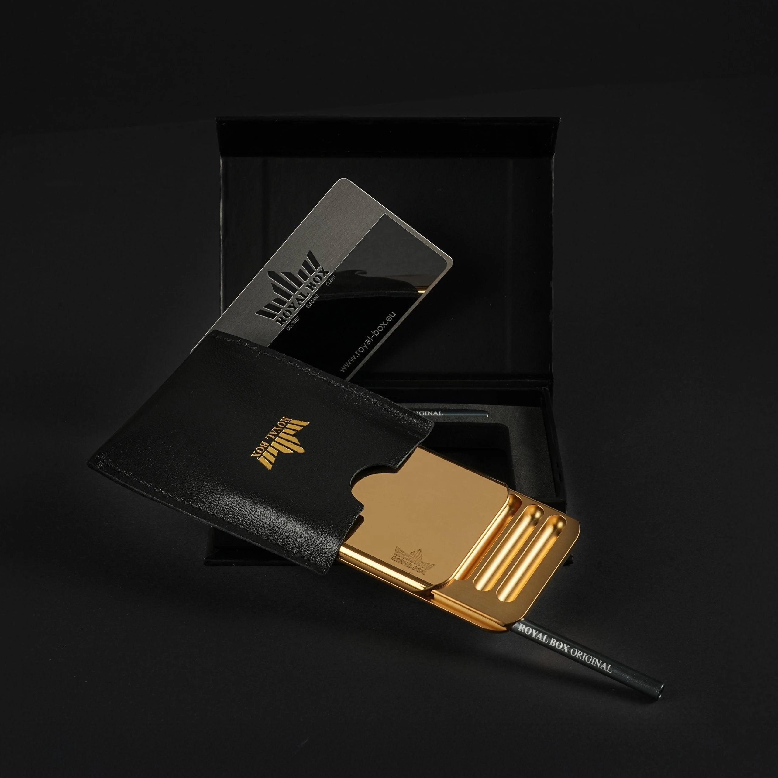 Die B52 Royal Box Anniversary Gold Edition 23,75 Karat Platin Gold Cover – Stilvolle Aufbewahrung in Perfektion inkl. integriertem Röhrchen - from DieBallerei