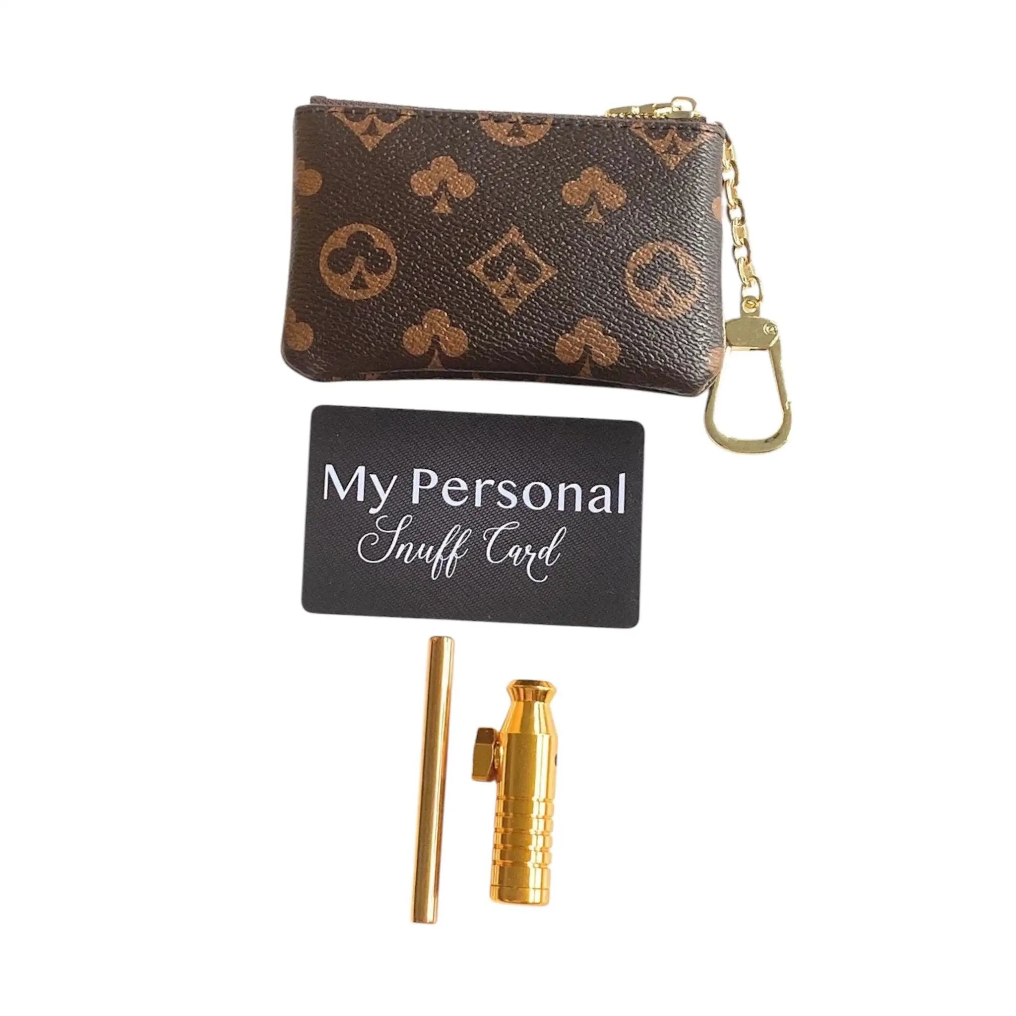 Deluxe Soft Kunstleder Case "Monogramm" – Edles Set in Braun/Gold mit Anhänger - from DieBallerei