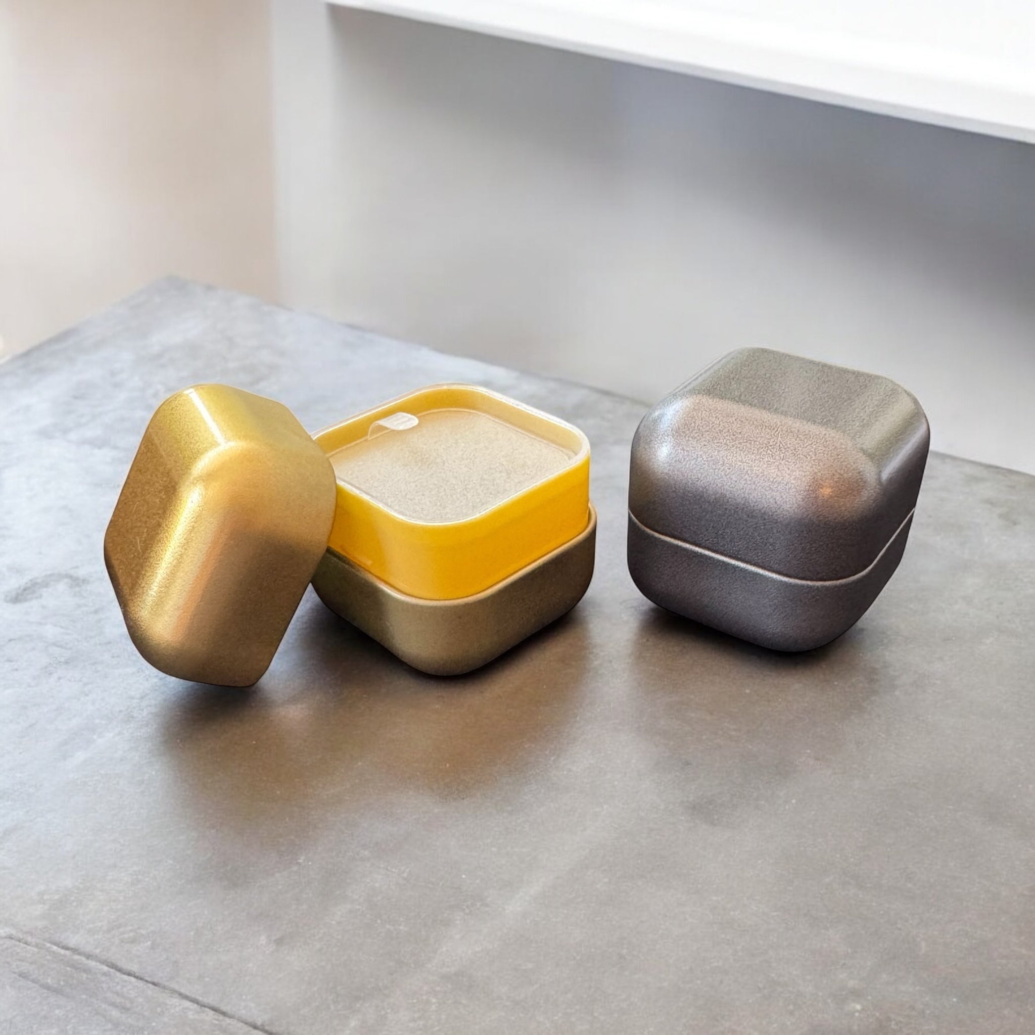 🔒 Mini-Alu-Dose mit Frische-Feature – für deine geheimen Vorräte
Stylisch. Stabil. Sicher. Diese kleine Power-Dose aus Aluminium ist nicht nur ein echter Hingucker, sondern schützt deinen Stuff zuverlässig vor Feuchtigkeit und neugierigen Blicken.