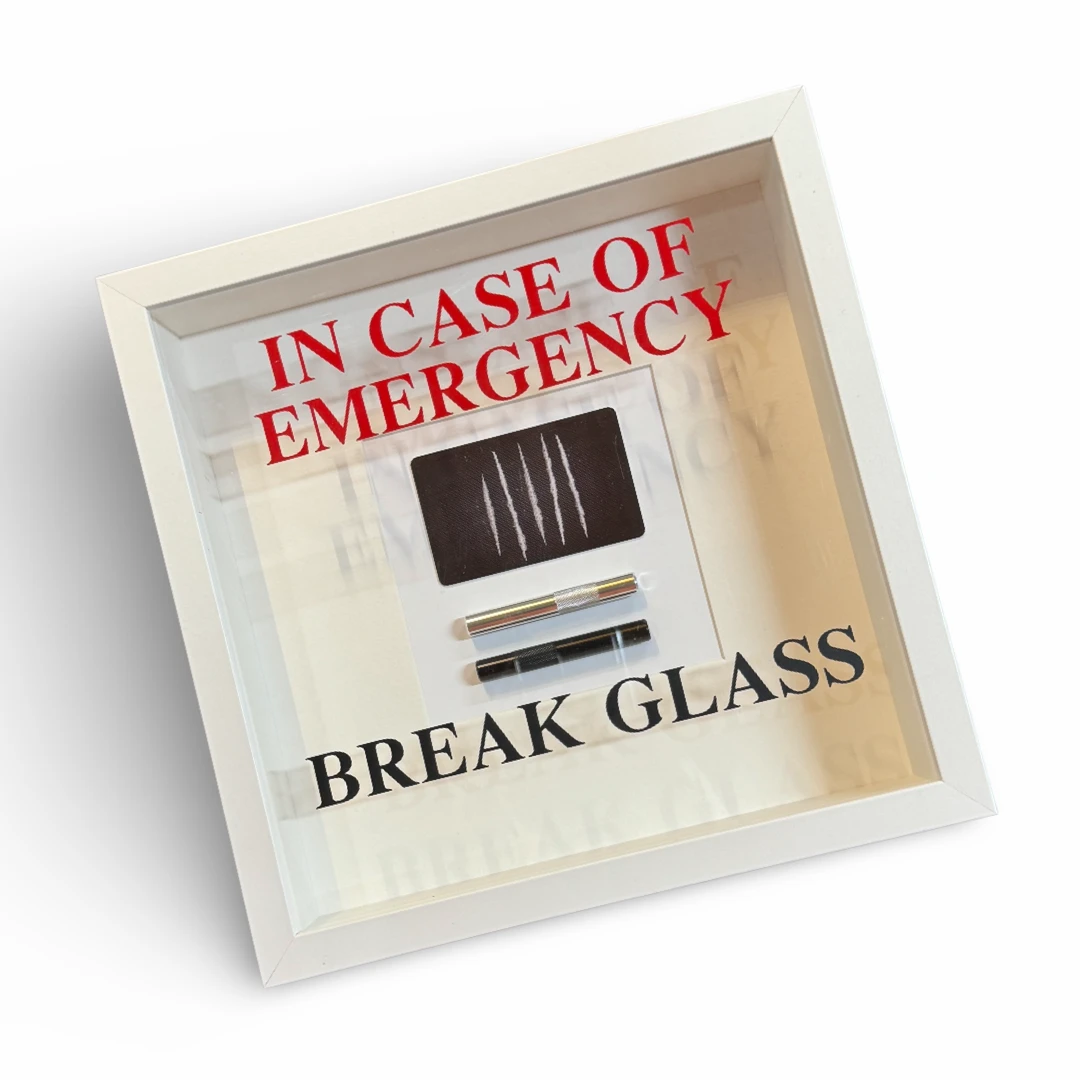 Wandschmuck "In Case of Emergency – Break Glass - Lines" Weißer Rahmen - from DieBallerei