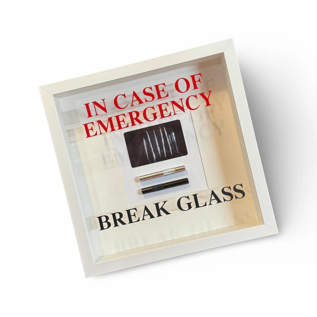 Wandschmuck "In Case of Emergency – Break Glass - Lines" Weißer Rahmen - from DieBallerei