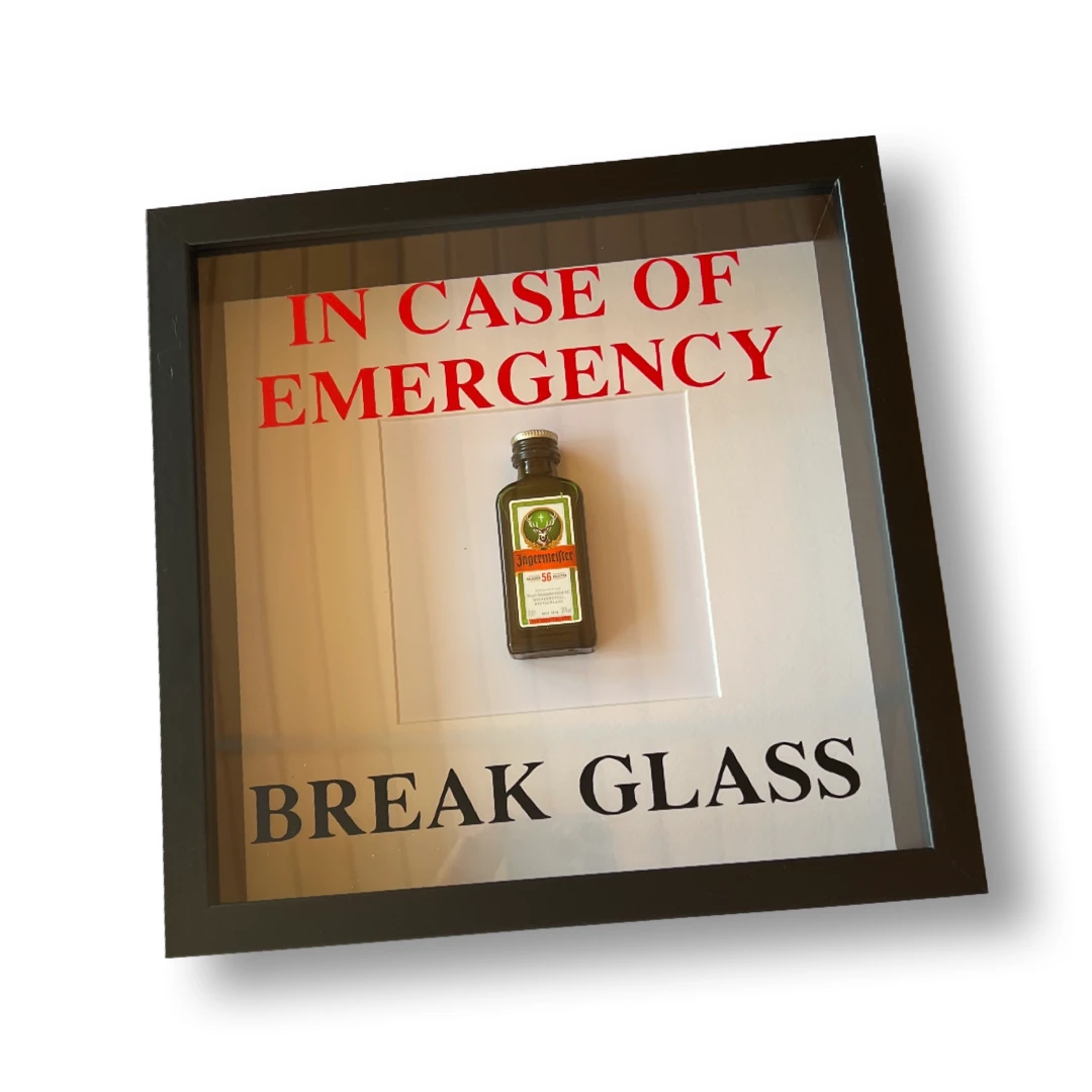 Wandschmuck „In Case of Emergency Break Glass“ – Jägermeister-Design mit schwarzem Rahmen - from DieBallerei