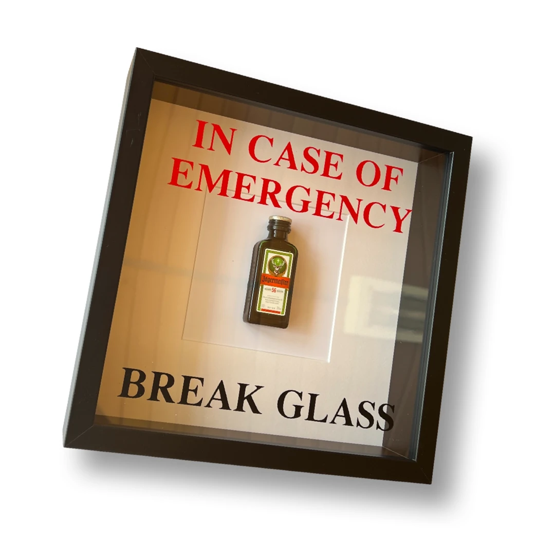 Wandschmuck „In Case of Emergency Break Glass“ – Jägermeister-Design mit schwarzem Rahmen - from DieBallerei