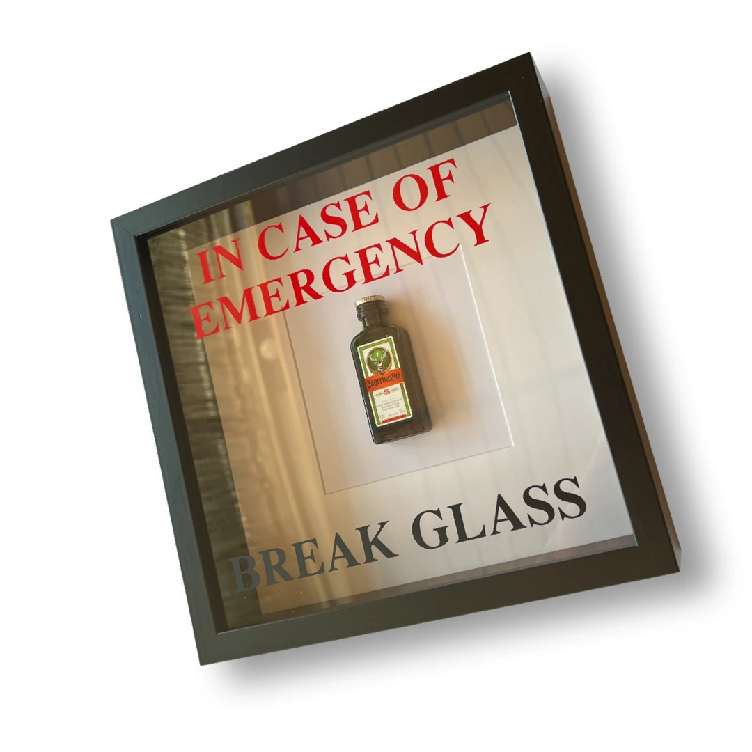 Wandschmuck „In Case of Emergency Break Glass“ – Jägermeister-Design mit schwarzem Rahmen - from DieBallerei