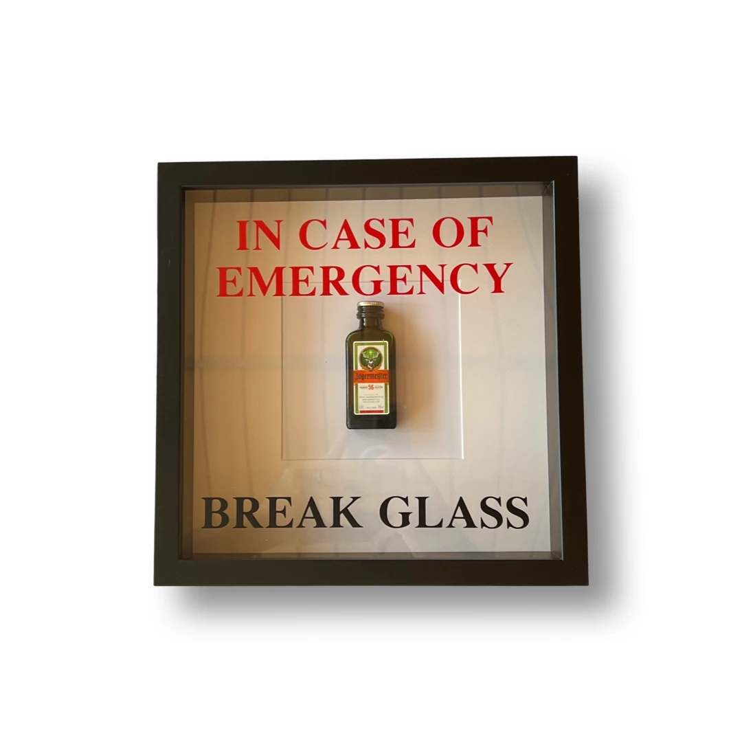 Wandschmuck „In Case of Emergency Break Glass“ – Jägermeister-Design mit schwarzem Rahmen - from DieBallerei