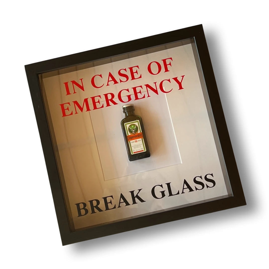 Wandschmuck „In Case of Emergency Break Glass“ – Jägermeister-Design mit schwarzem Rahmen - from DieBallerei