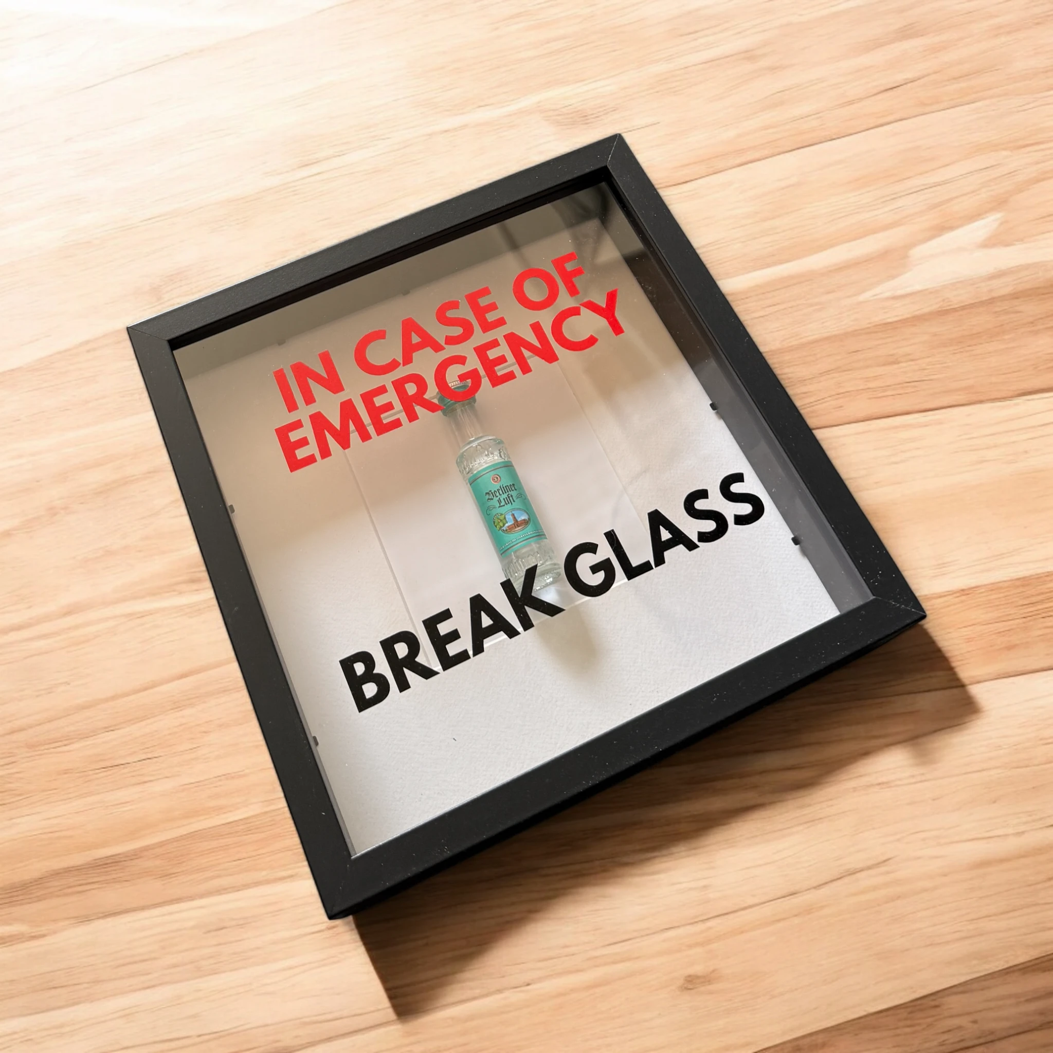 "In Case of Emergency Break Glass" – Wandbild mit Berliner Luft schwarzer/weißer Rahmen - from DieBallerei