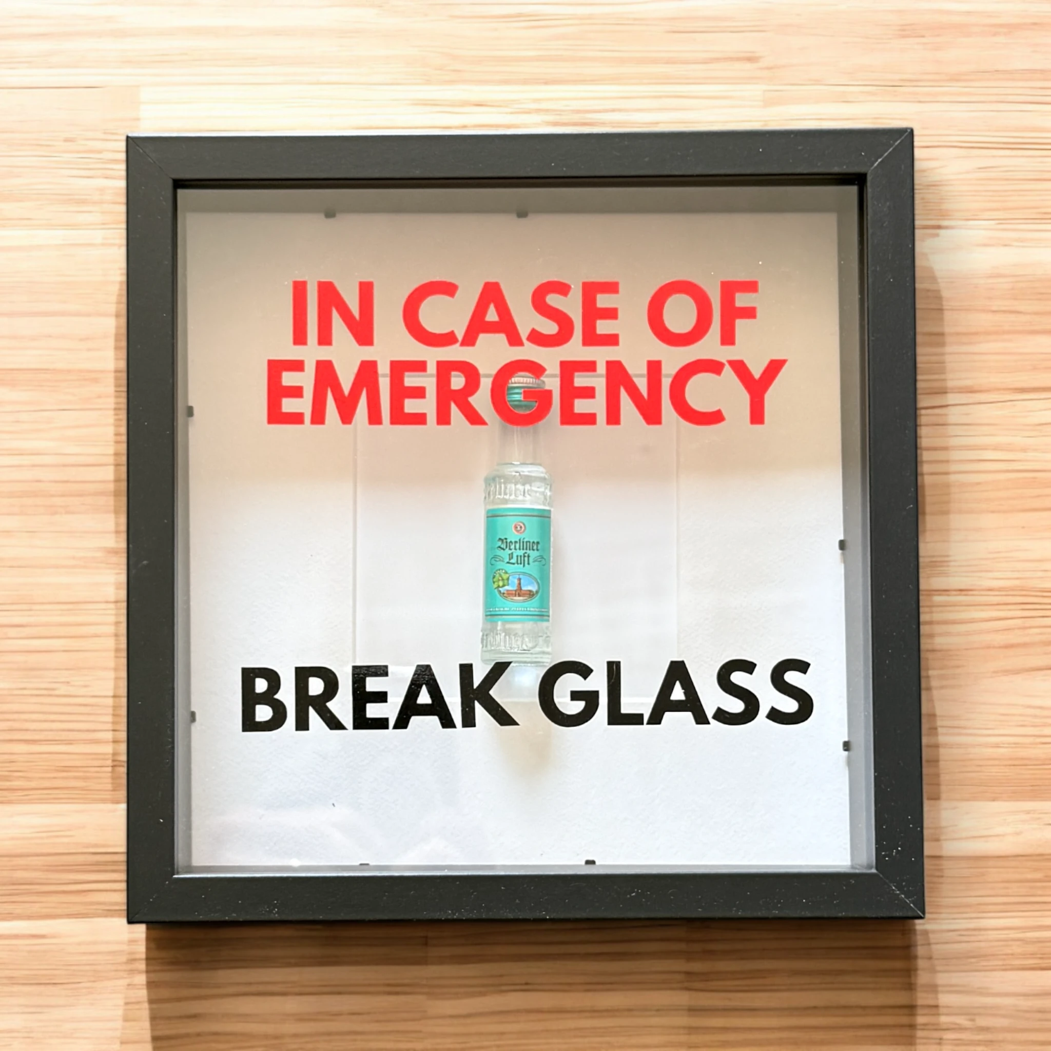 "In Case of Emergency Break Glass" – Wandbild mit Berliner Luft schwarzer/weißer Rahmen - from DieBallerei