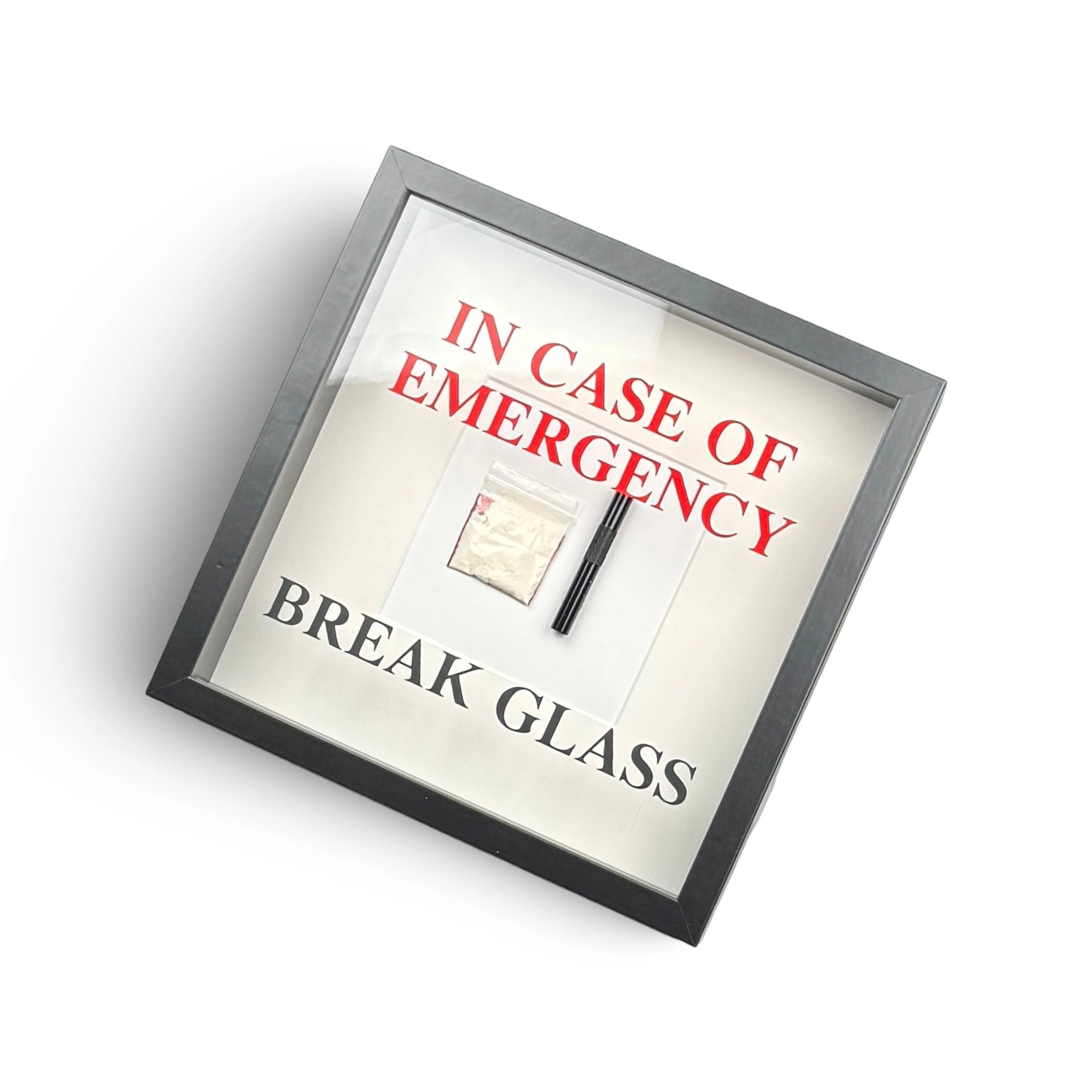 "In Case of Emergency Break Glass" – Wandbild mit Kokain Tütchen und Ziehröhrchen schwarzer Rahmen - from DieBallerei
