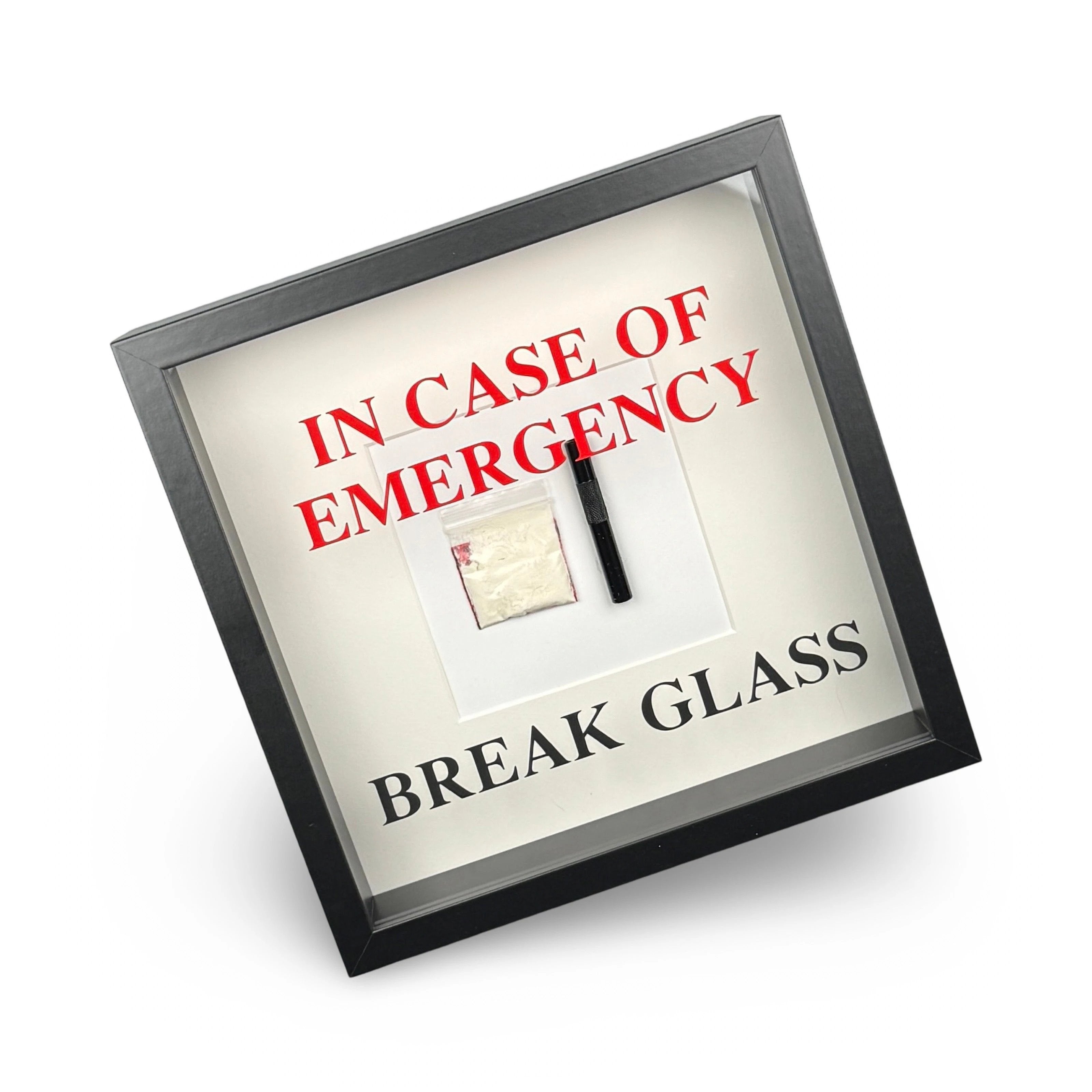 "In Case of Emergency Break Glass" – Wandbild mit Kokain Tütchen und Ziehröhrchen schwarzer Rahmen - from DieBallerei