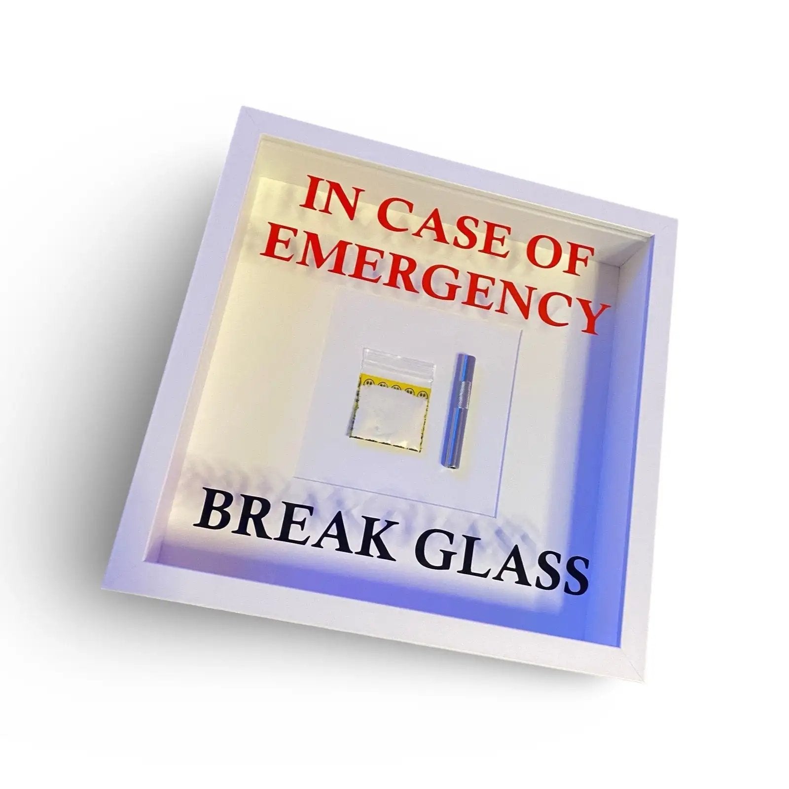 "In Case of Emergency Break Glass" – Wandbild mit Kokain Tütchen und Ziehröhrchen weißer Rahmen - from DieBallerei