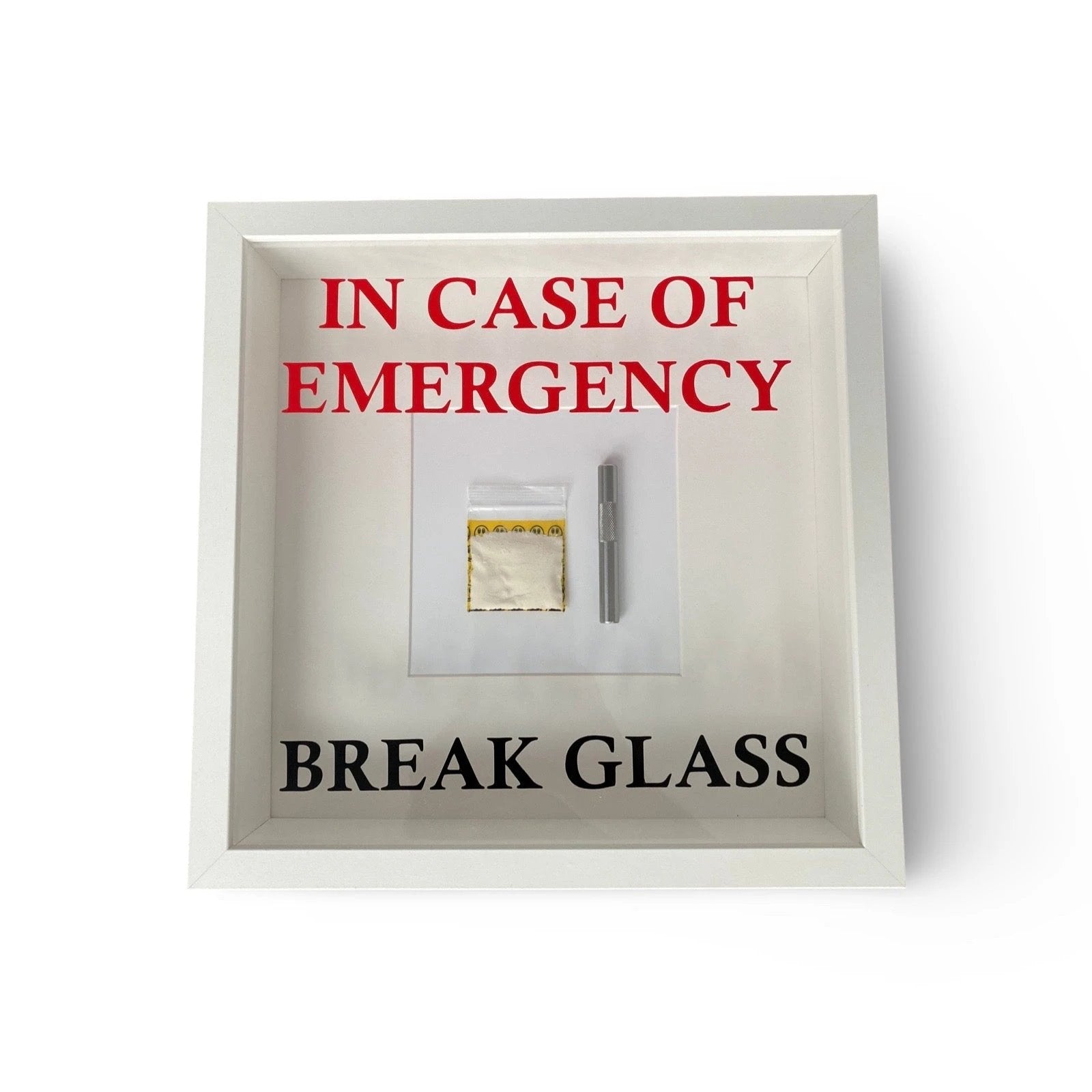 "In Case of Emergency Break Glass" – Wandbild mit Kokain Tütchen und Ziehröhrchen weißer Rahmen - from DieBallerei