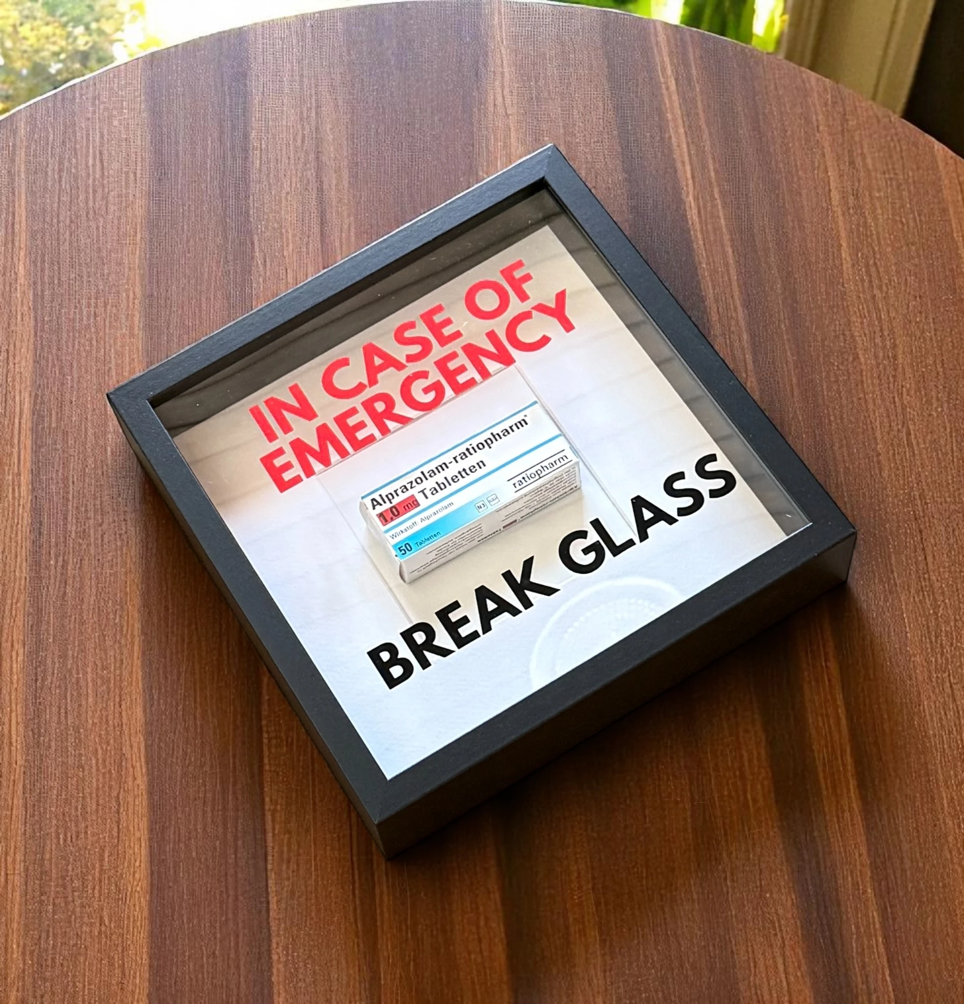"In Case of Emergency Break Glass" – Wandbild mit leerer Umverpackung "Alprazolam" schwarz - from DieBallerei