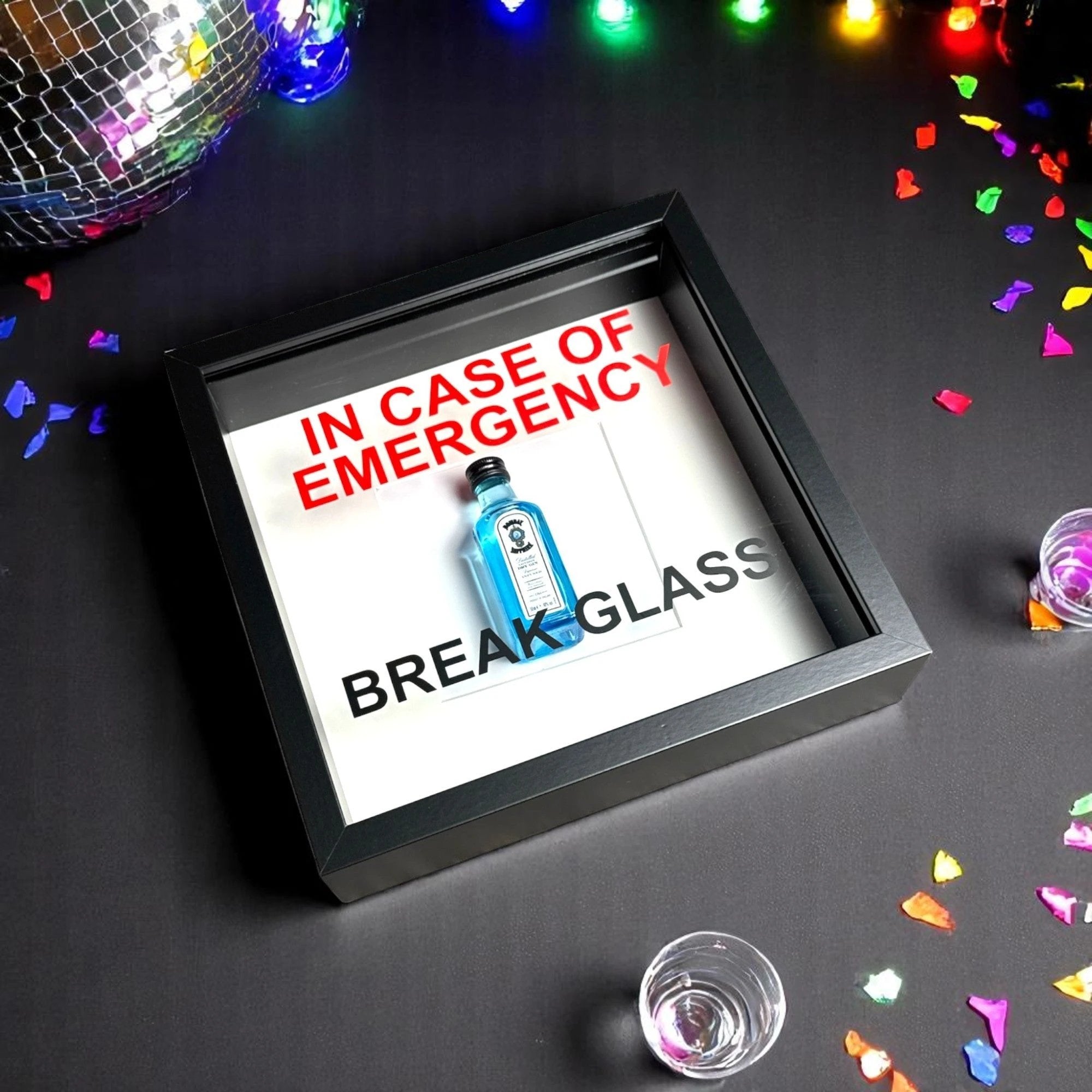 In Case of Emergency Break Glass – Wandbild mit Bombay Sapphire Gin im schwarzen Rahmen - from DieBallerei