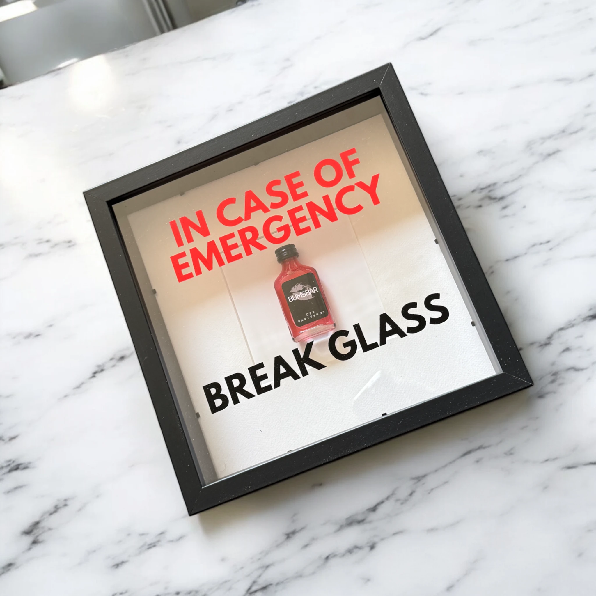 "In Case of Emergency Break Glass" – Wandbild mit Shot "BUMSBAR" schwarz - from DieBallerei