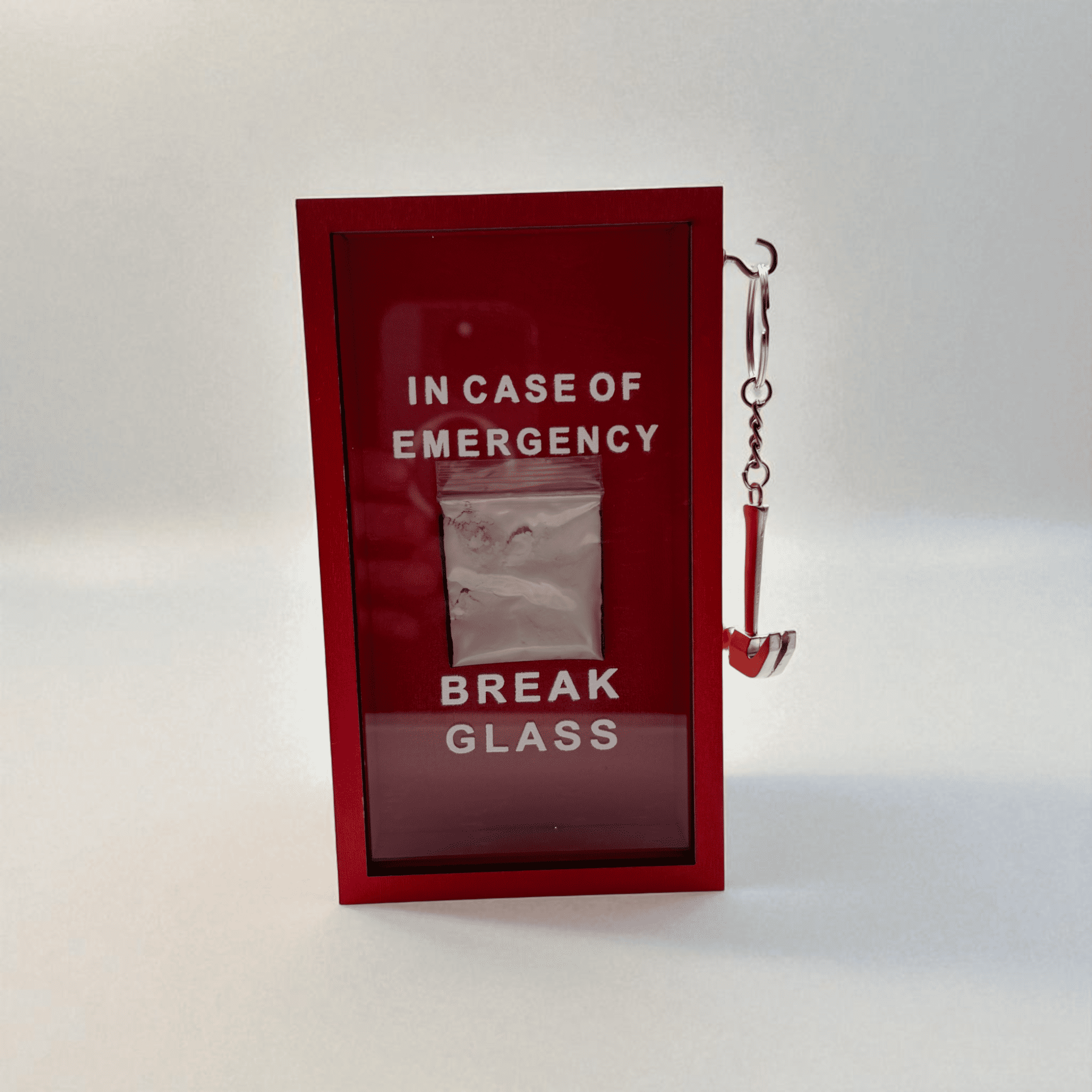 „In Case of Emergency Break Glass“ – Lustige Holzkiste mit Hammer & Kokain-Tütchen-Attrappe | Rote Scherzbox als Geschenkidee für Männer & Frauen