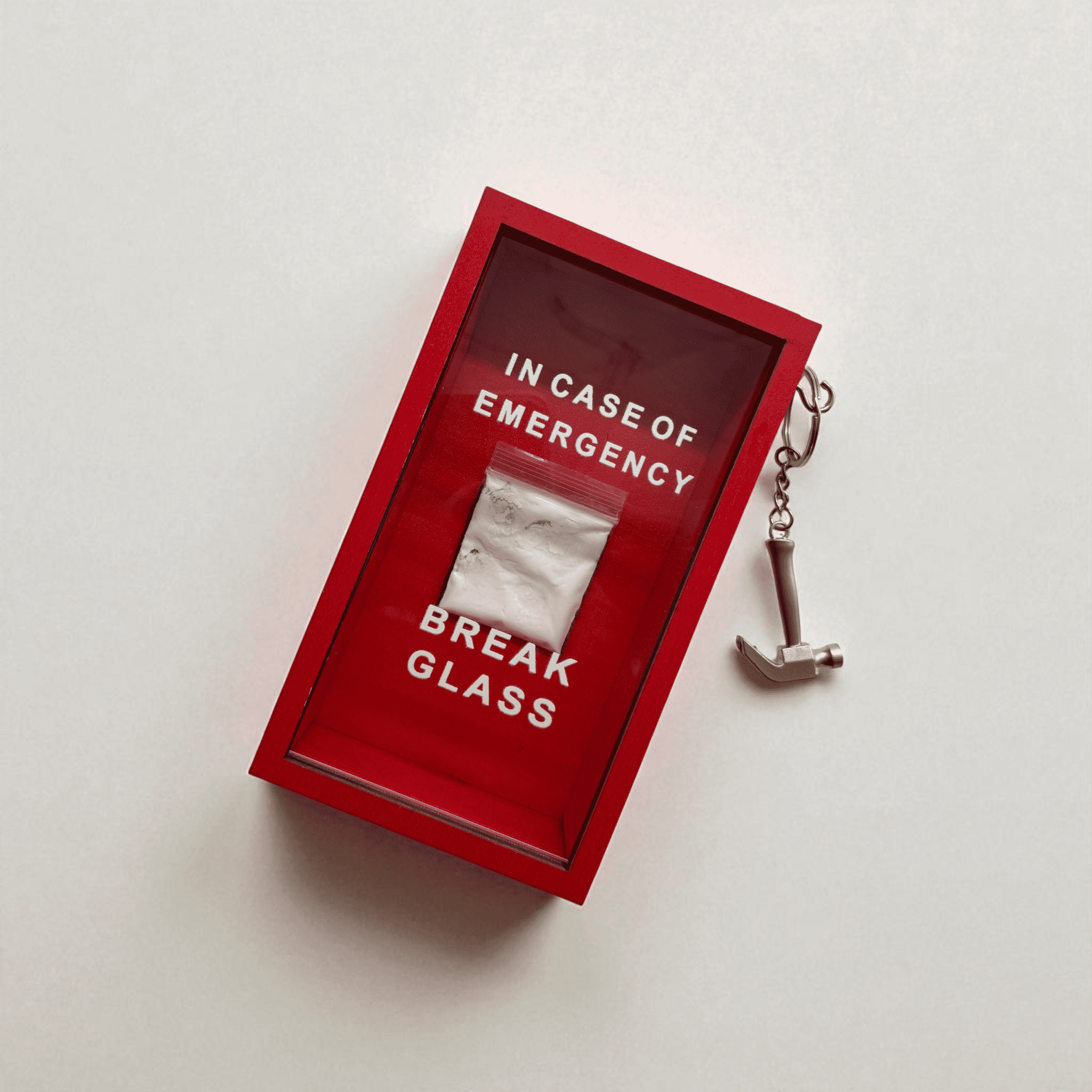 „In Case of Emergency Break Glass“ – Lustige Holzkiste mit Hammer & Kokain-Tütchen-Attrappe | Rote Scherzbox als Geschenkidee für Männer & Frauen
