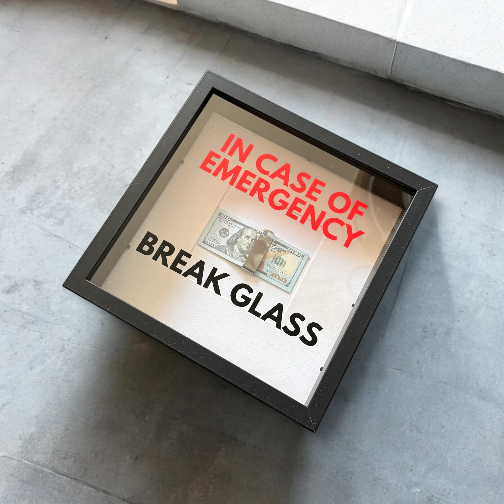 In Case of Emergency Break Glass – Wandbild mit DOLLAR-Scheinen V3 in schwarz - from DieBallerei