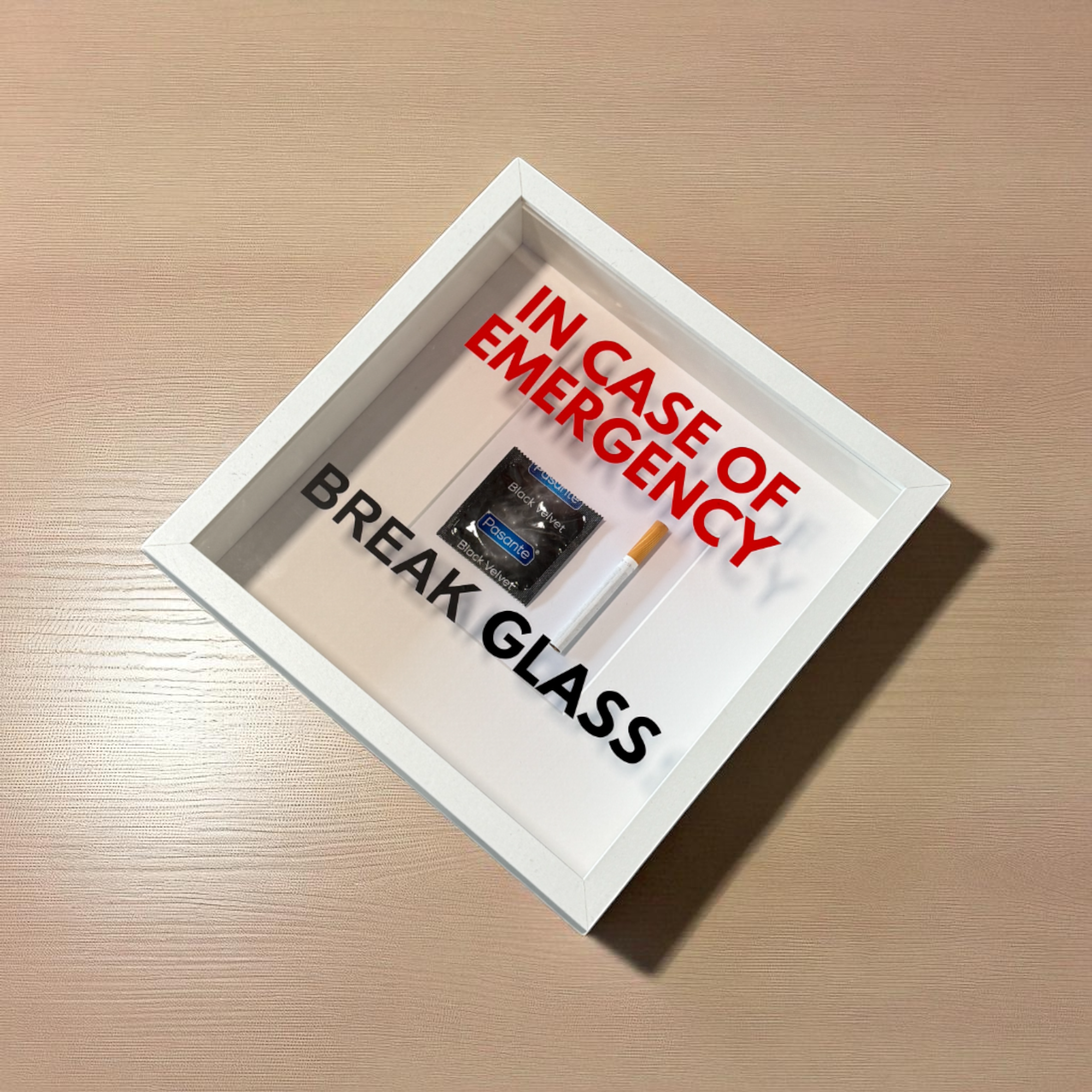"In Case of Emergency Break Glass" – Wandbild mit Kondom/Zigarette weißer Rahmen