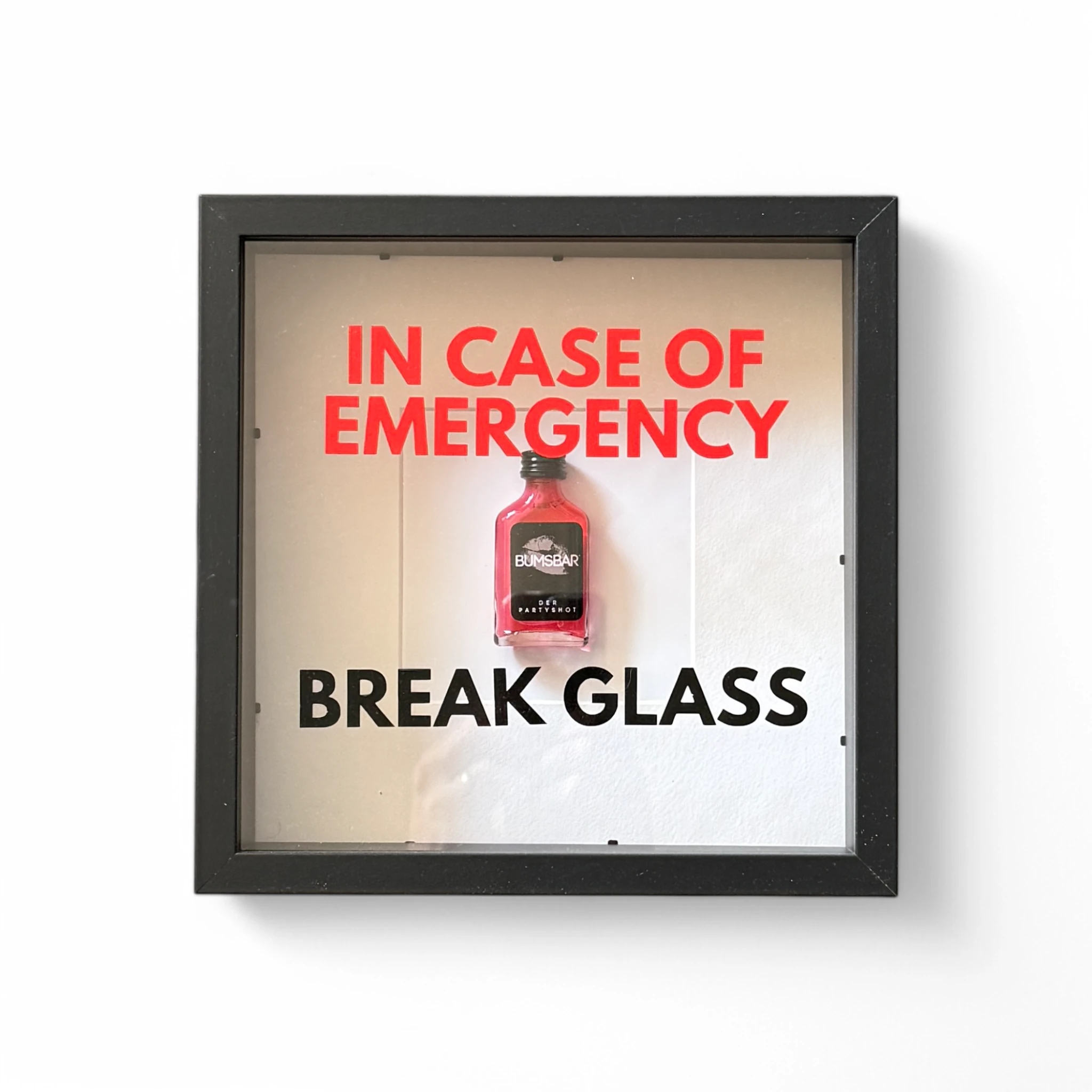 "In Case of Emergency Break Glass" – Wandbild mit Shot "BUMSBAR" schwarz - from DieBallerei