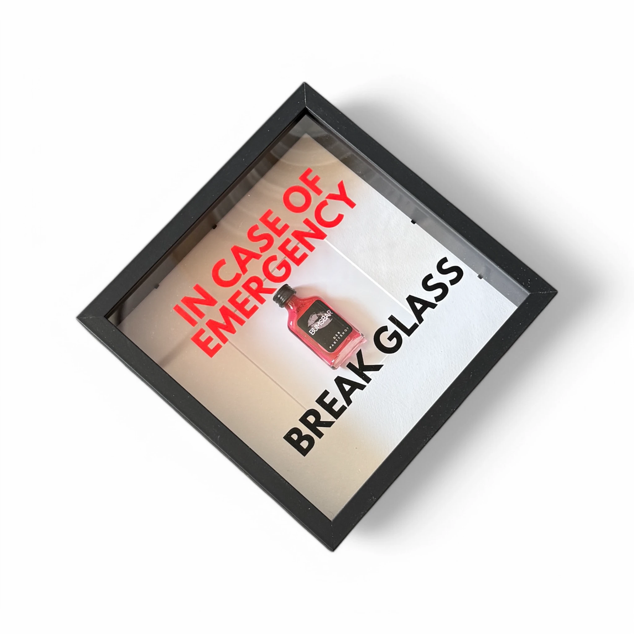 "In Case of Emergency Break Glass" – Wandbild mit Shot "BUMSBAR" schwarz - from DieBallerei