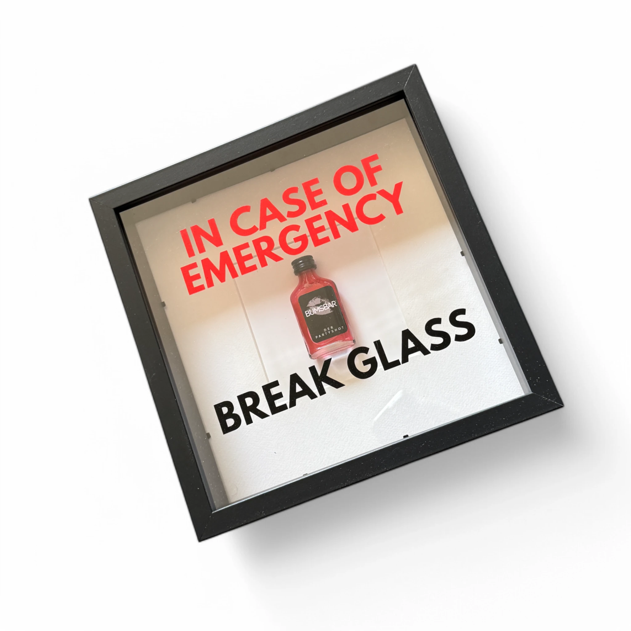 "In Case of Emergency Break Glass" – Wandbild mit Shot "BUMSBAR" schwarz - from DieBallerei