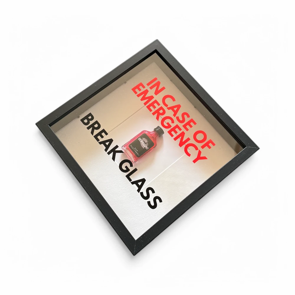 "In Case of Emergency Break Glass" – Wandbild mit Shot "BUMSBAR" schwarz - from DieBallerei
