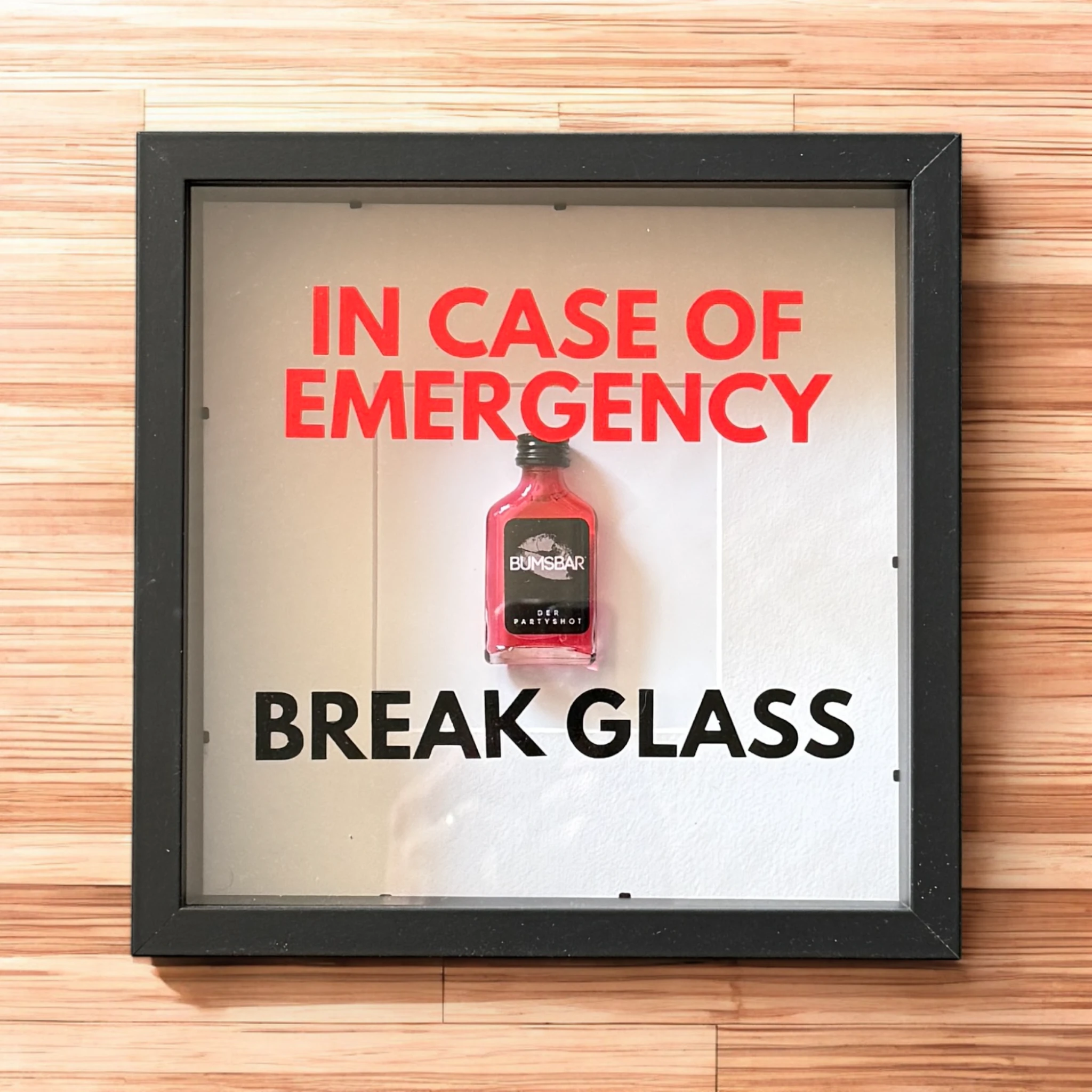 "In Case of Emergency Break Glass" – Wandbild mit Shot "BUMSBAR" schwarz - from DieBallerei