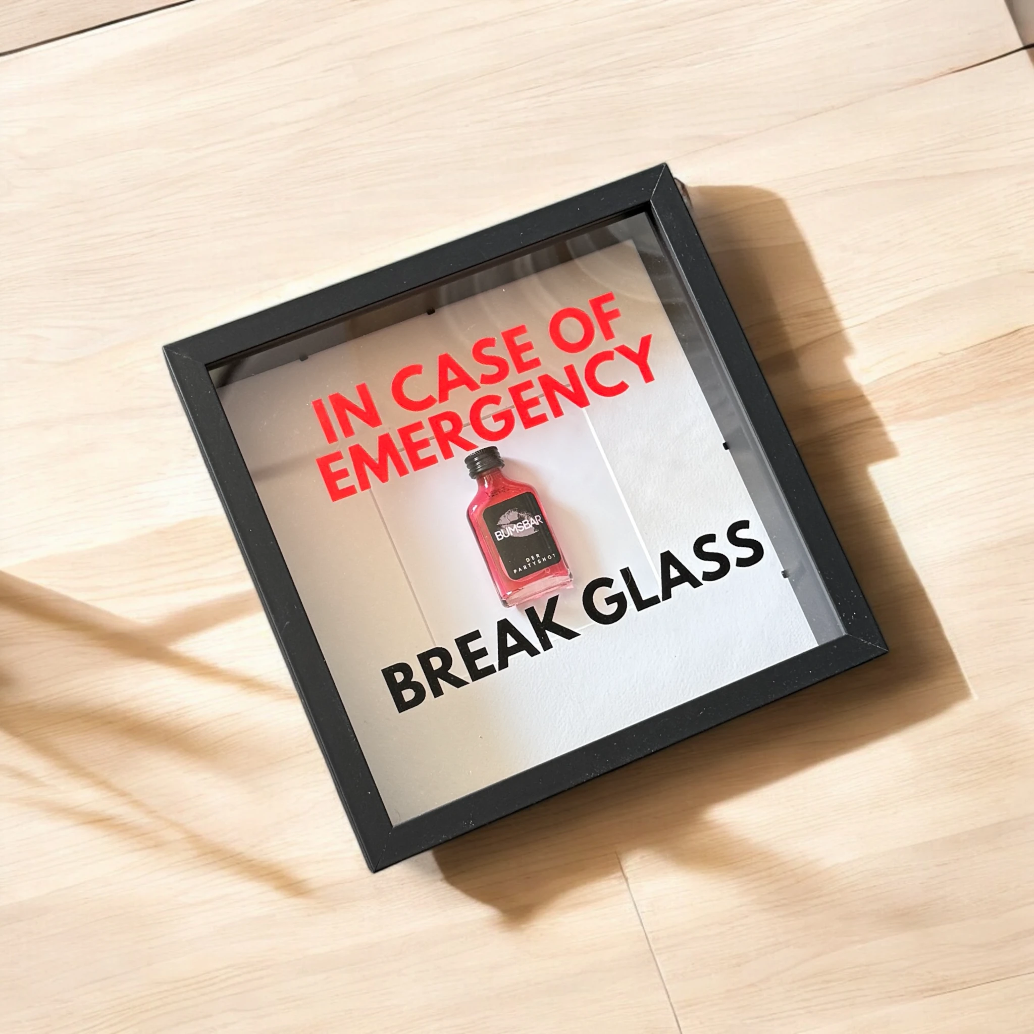 "In Case of Emergency Break Glass" – Wandbild mit Shot "BUMSBAR" schwarz - from DieBallerei