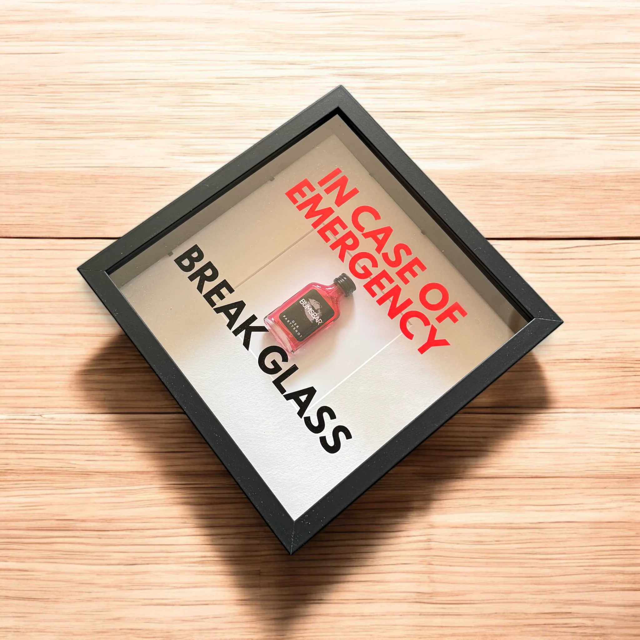 "In Case of Emergency Break Glass" – Wandbild mit Shot "BUMSBAR" schwarz - from DieBallerei