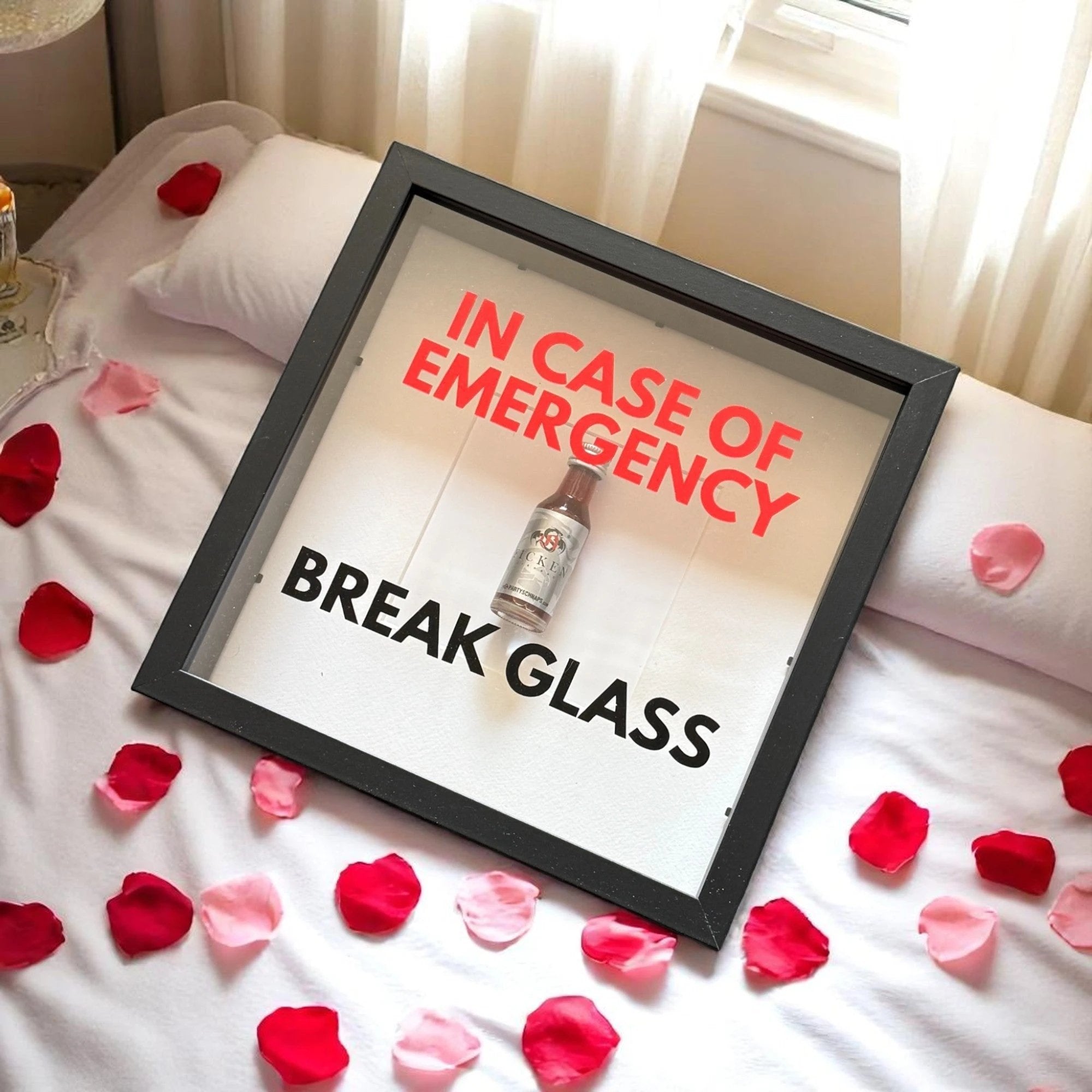 "In Case of Emergency Break Glass" – Wandbild mit Shot "FICKEN" in schwarz - from DieBallerei