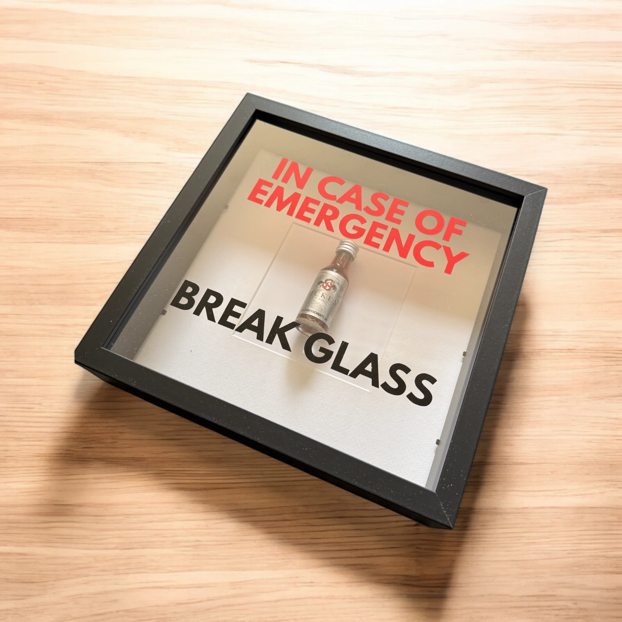 "In Case of Emergency Break Glass" – Wandbild mit Shot "FICKEN" in schwarz - from DieBallerei