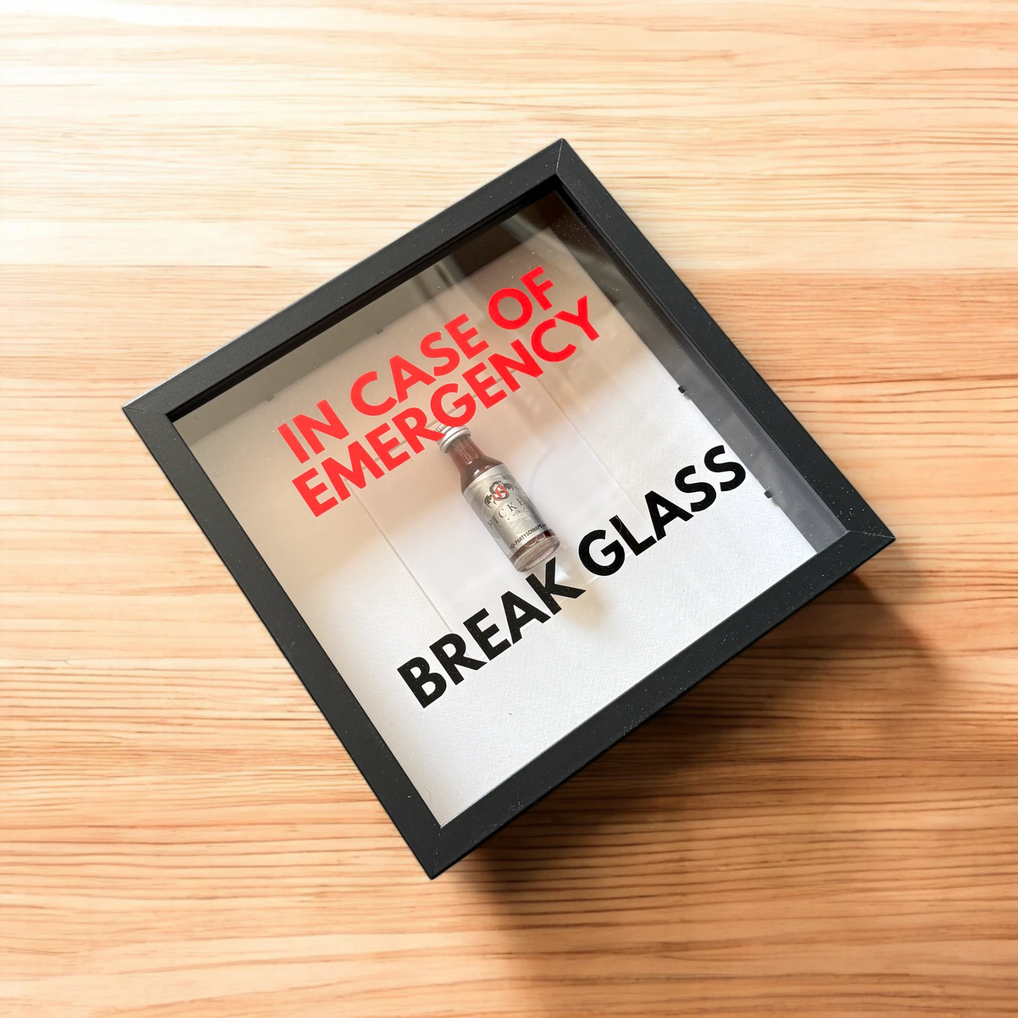 "In Case of Emergency Break Glass" – Wandbild mit Shot "FICKEN" in schwarz - from DieBallerei