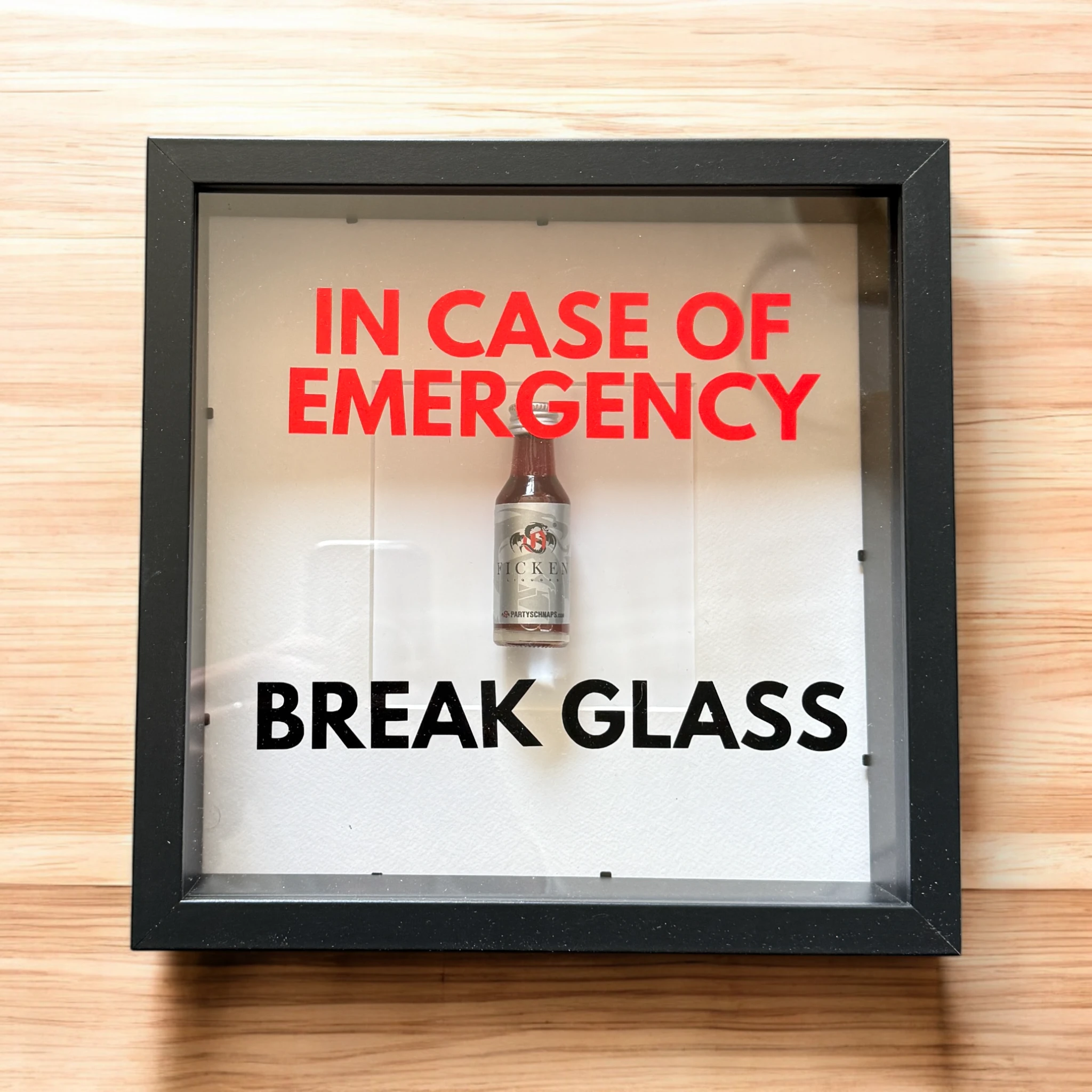 "In Case of Emergency Break Glass" – Wandbild mit Shot "FICKEN" in schwarz - from DieBallerei