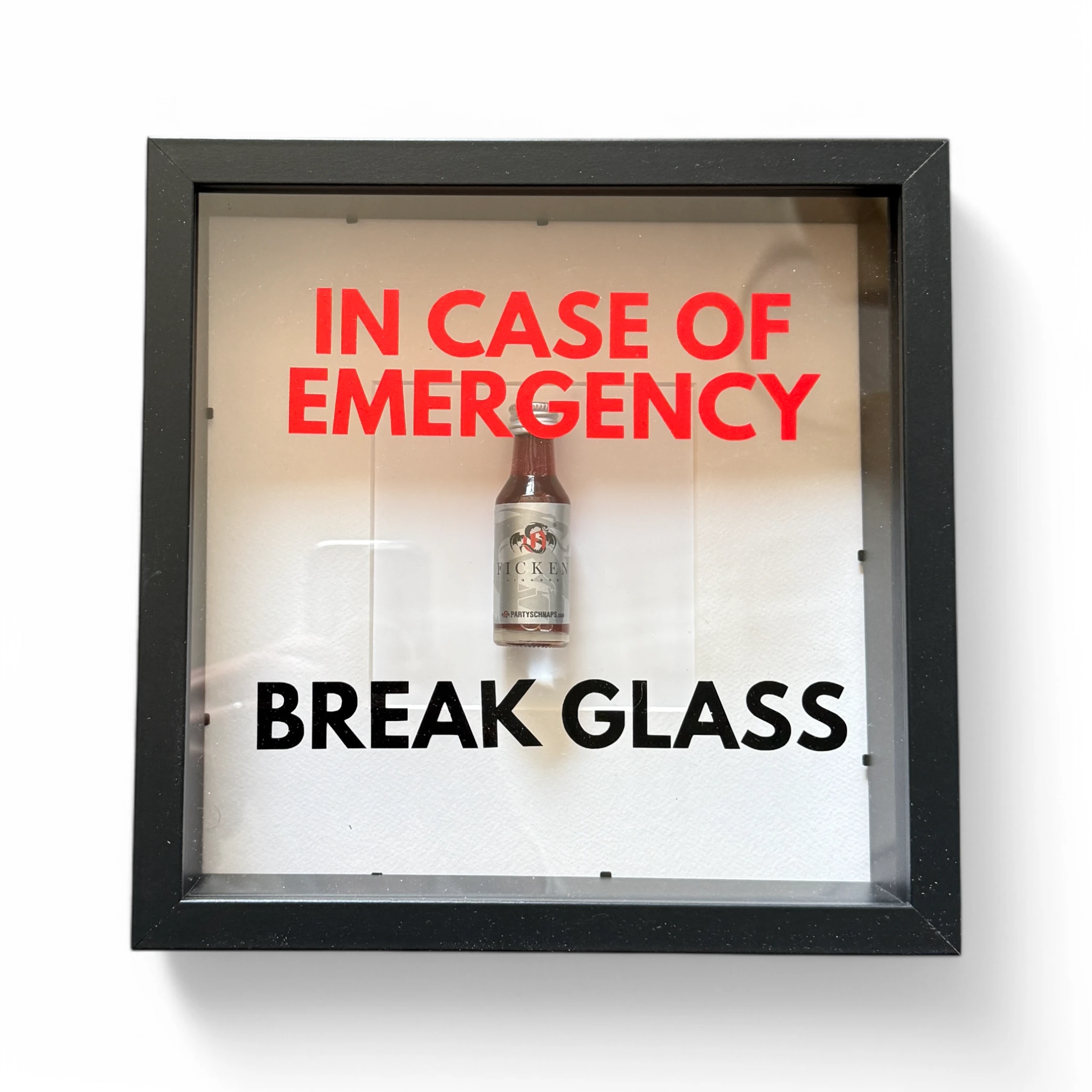 "In Case of Emergency Break Glass" – Wandbild mit Shot "FICKEN" in schwarz - from DieBallerei