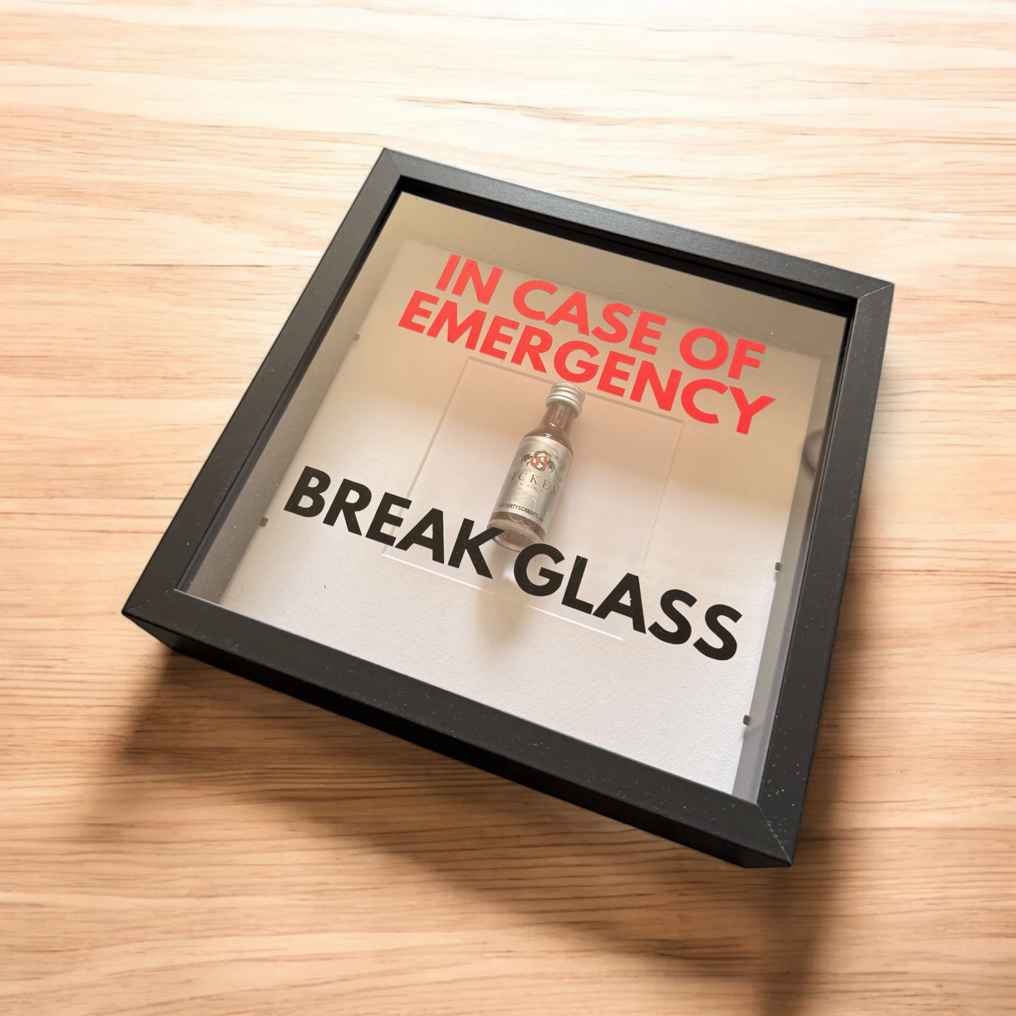 "In Case of Emergency Break Glass" – Wandbild mit Shot "FICKEN" in schwarz - from DieBallerei