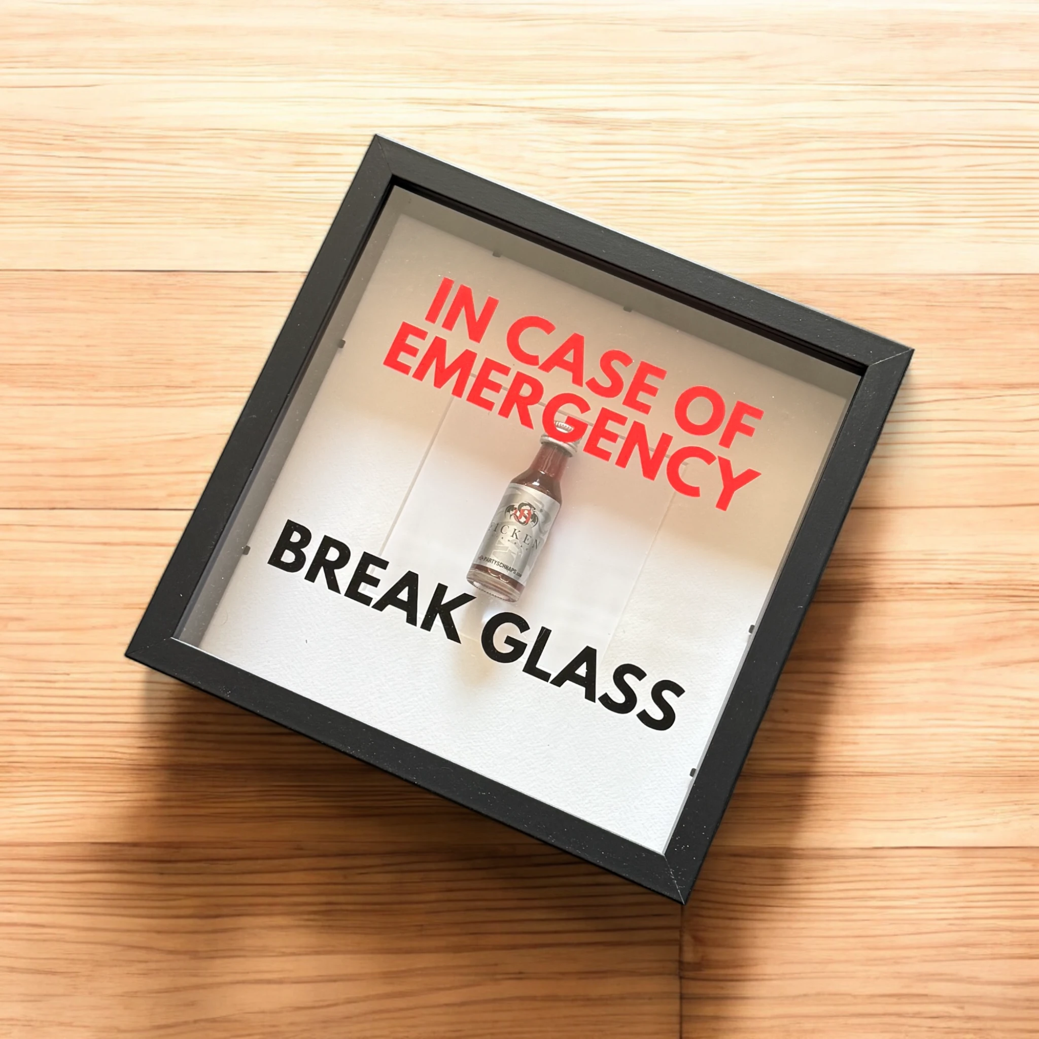"In Case of Emergency Break Glass" – Wandbild mit Shot "FICKEN" in schwarz - from DieBallerei