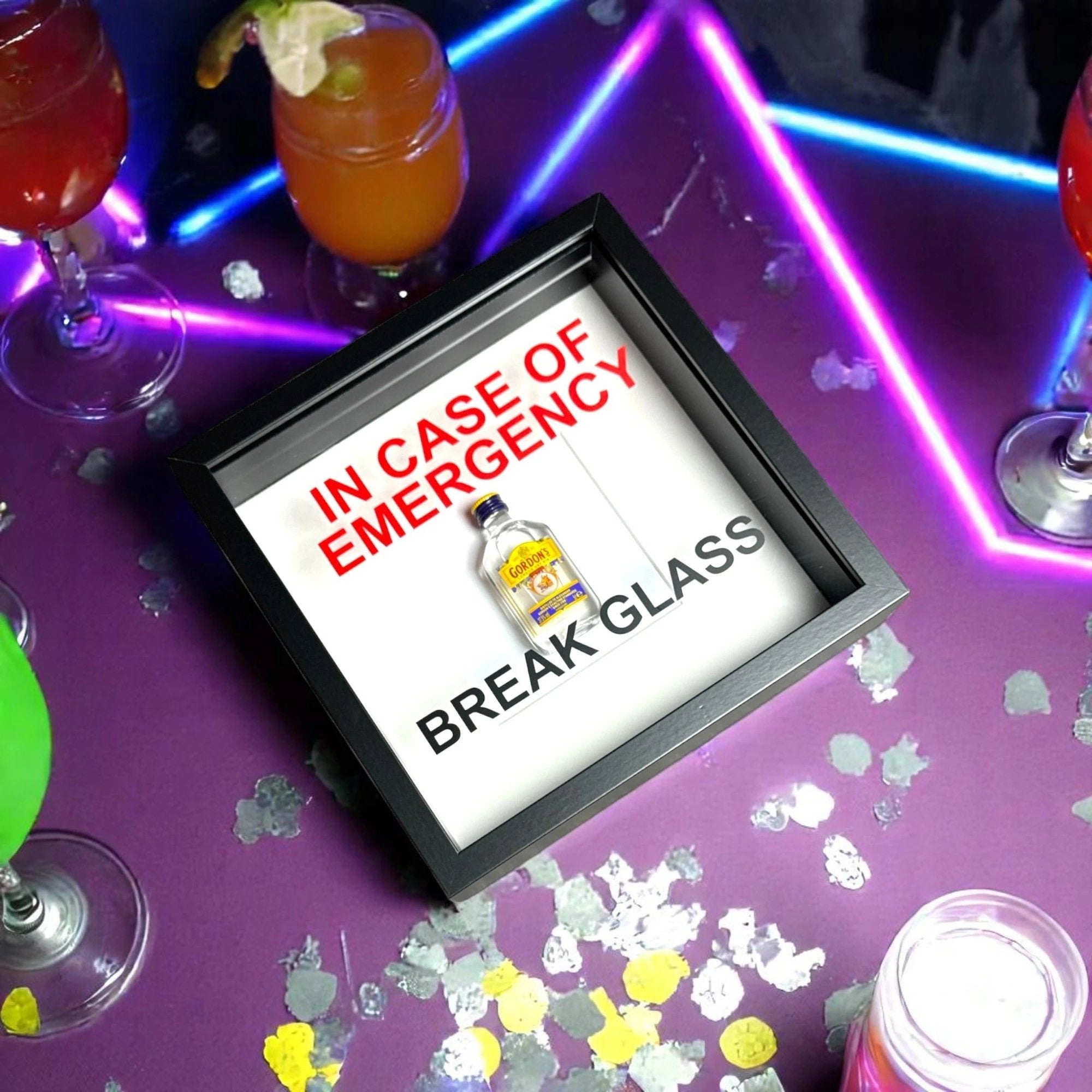 In Case of Emergency Break Glass – Wandbild mit Gordon's Gin im weißen Rahmen - from DieBallerei