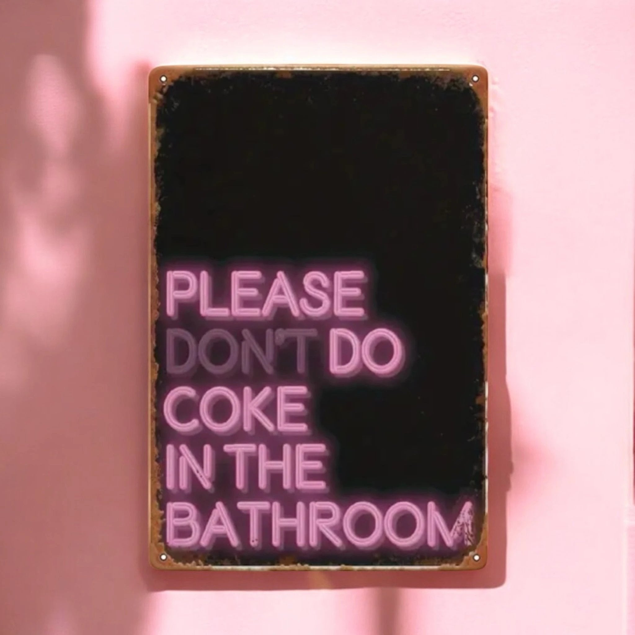 Metall-Blechschild „Please Don’t Do Coke in the Bathroom“ – Neon Vibes im Retro-Look - from DieBallerei
