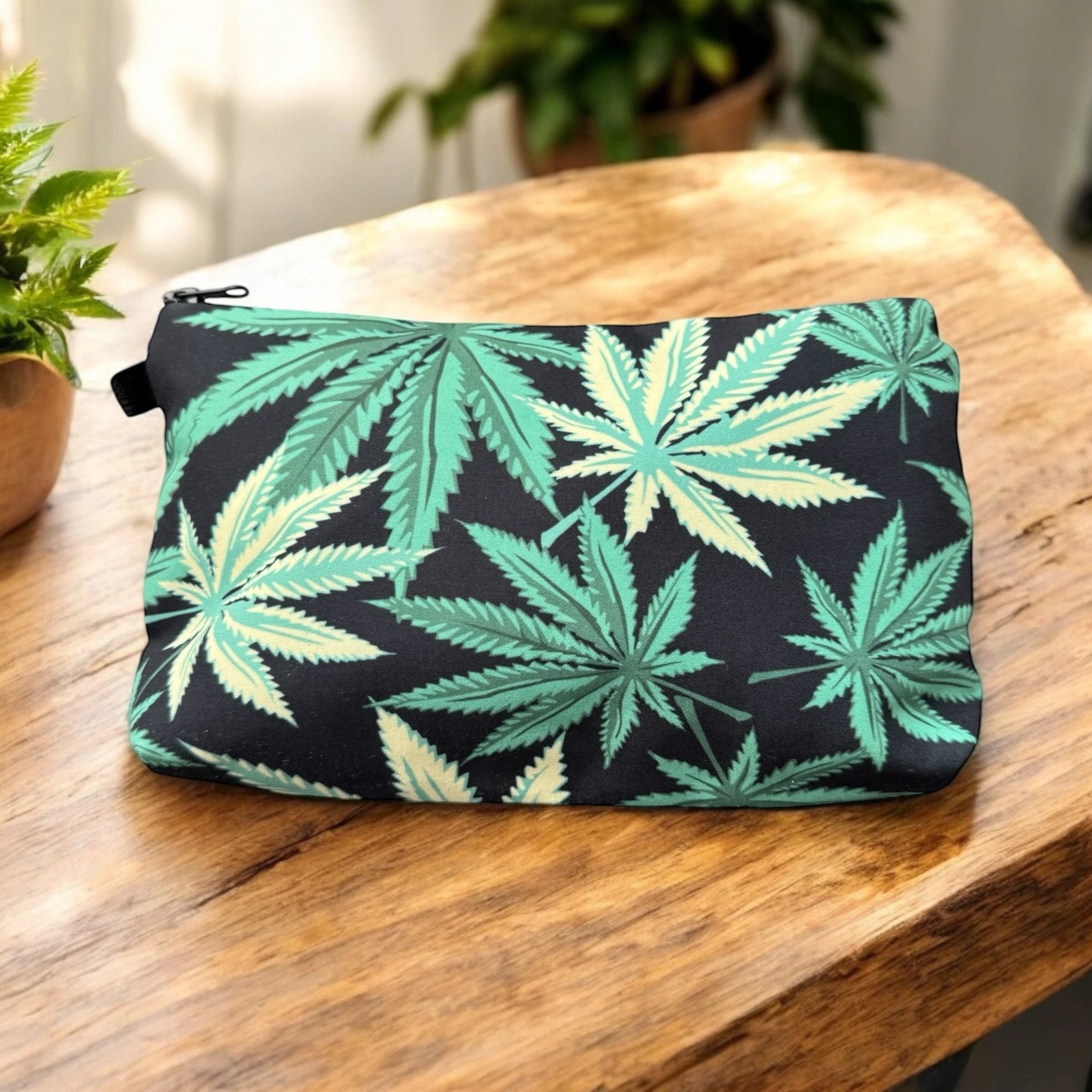 Make-Up Bag mit Hanfblatt-Design – Lässig, praktisch und stylisch - from DieBallerei