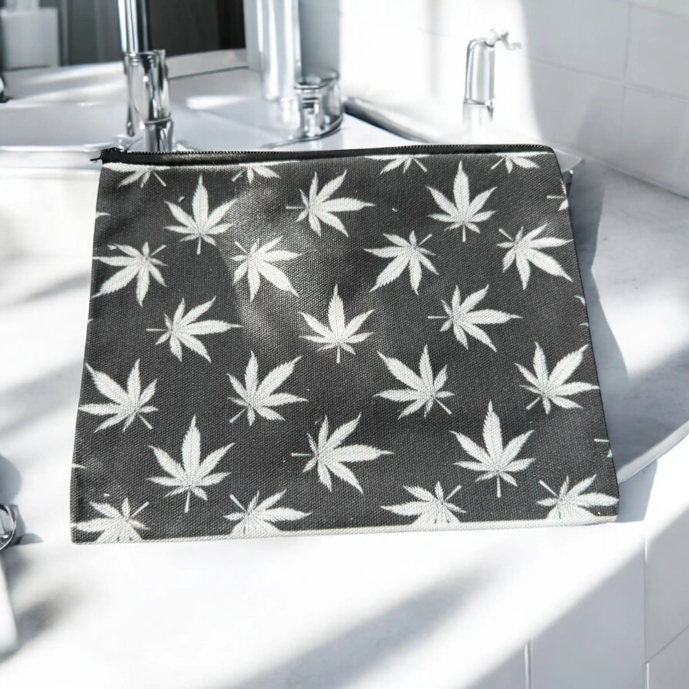 Praktischer Canvas-Beutel Schwarz mit "Hanfblatt" Aufdruck - from DieBallerei