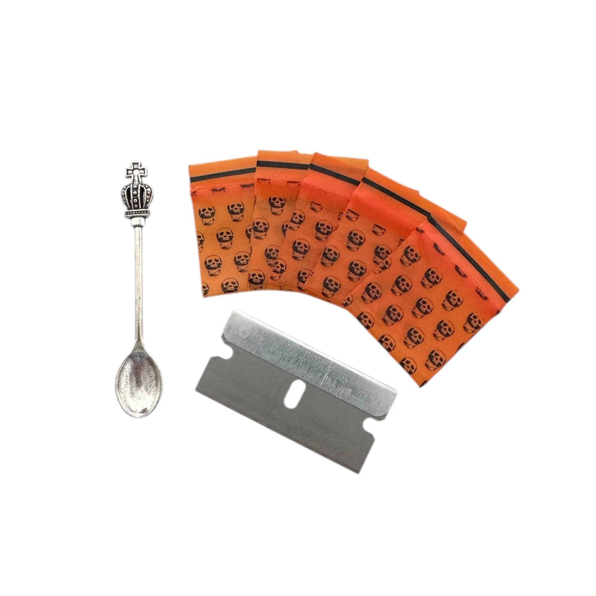 Pillendose/Box – 7 Farben zur Wahl – Inklusive Mini Zip Beutel, Klinge & Löffel mit Kronen Verzierung - from DieBallerei